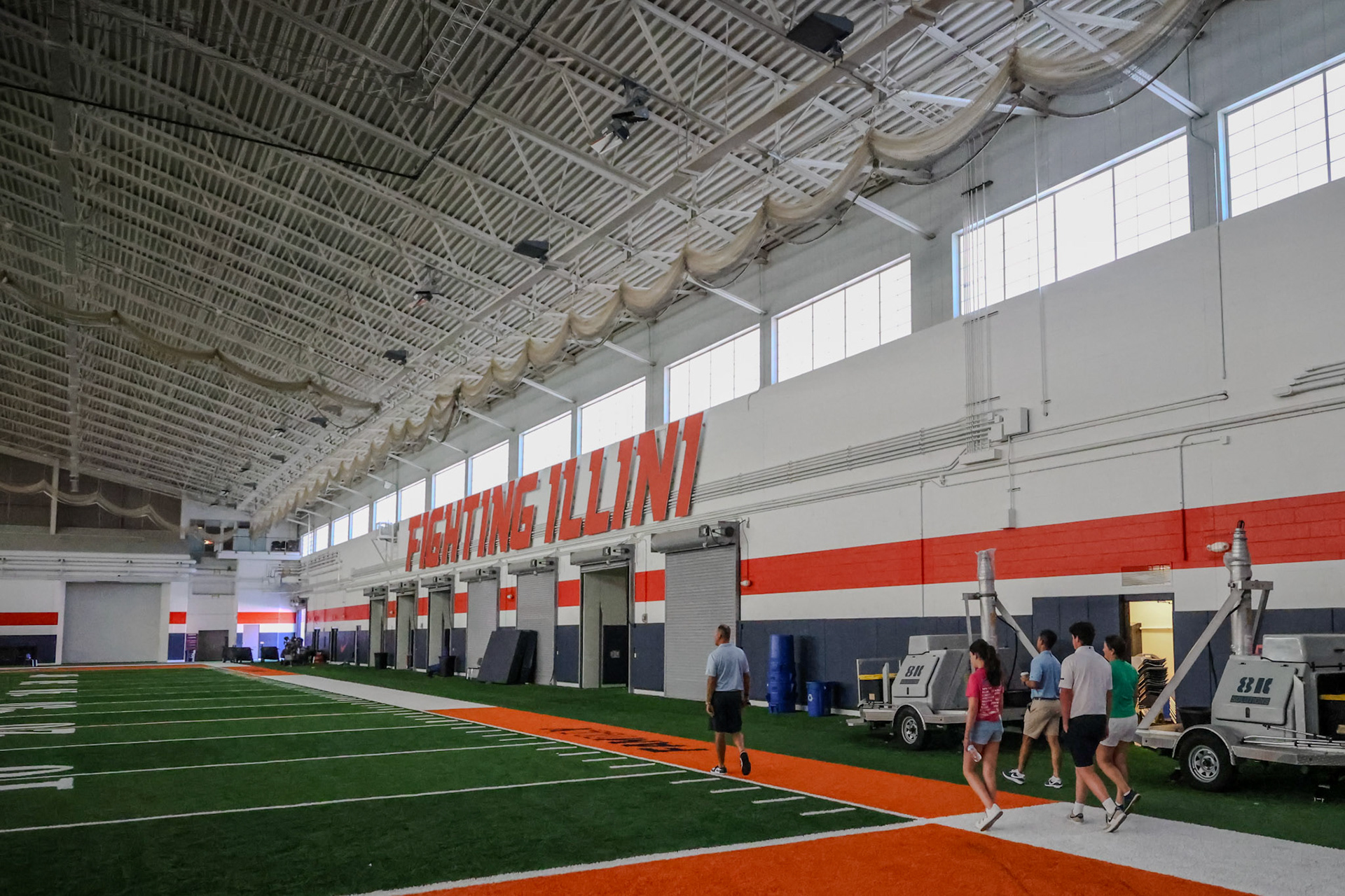 De indoor American Football hal met coach Small