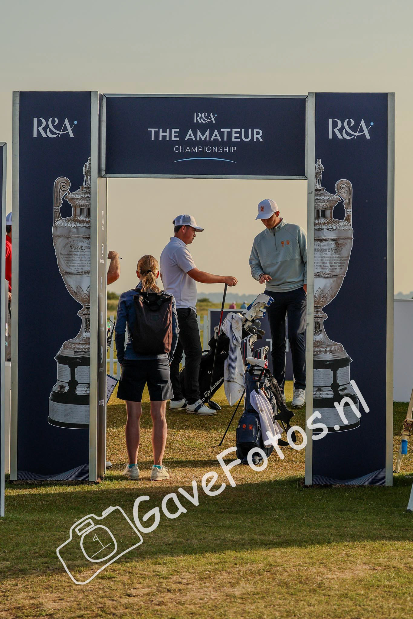 Stijn Egging en caddy Bjorn Driessen op de tee van de 1e play off hole op Royal St George