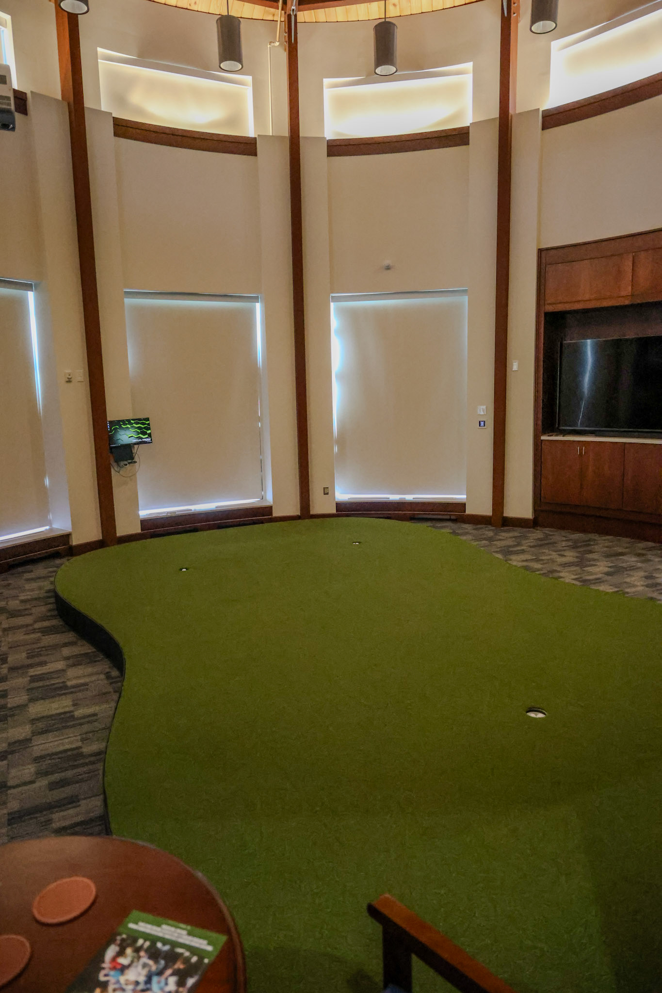 Indoor putting green