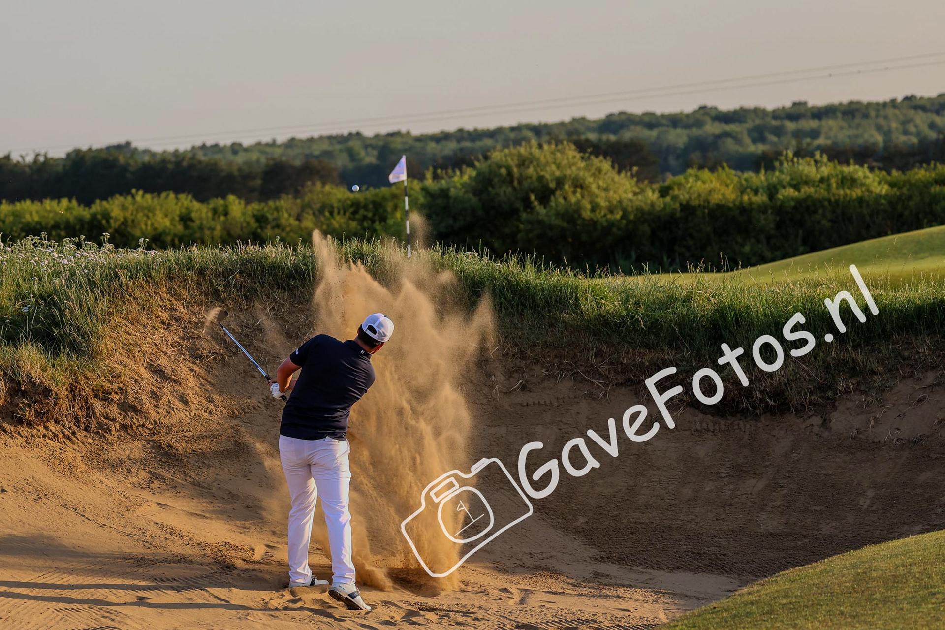 Stijn Egging vanuit de bunker op hole 16 van Royal Port Cinque