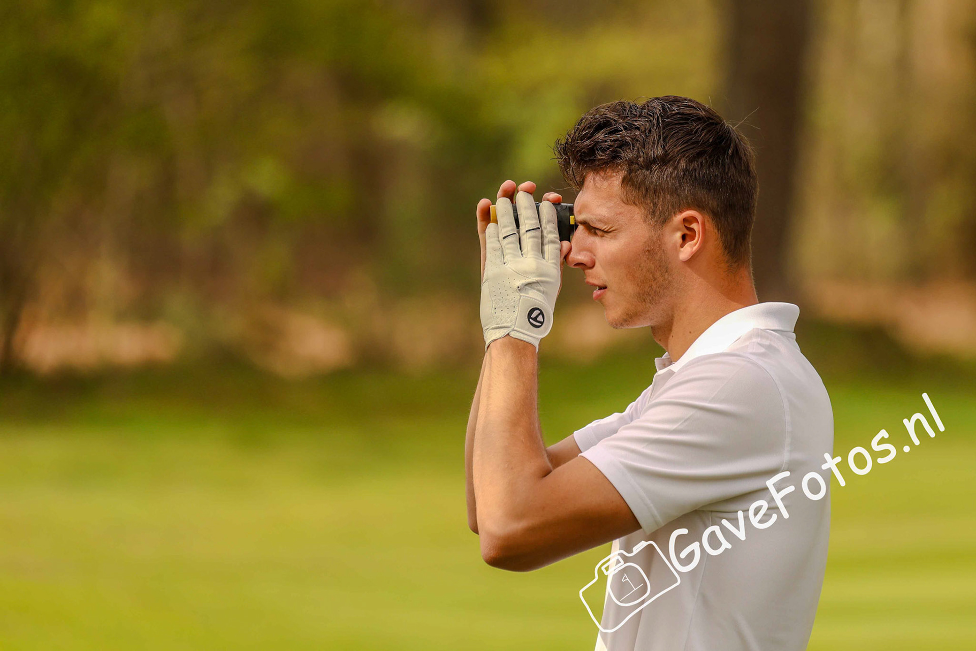Jorick van Geel (Merwelanden) bepaald de afstand op hole 11 voor zijn slag naar de green