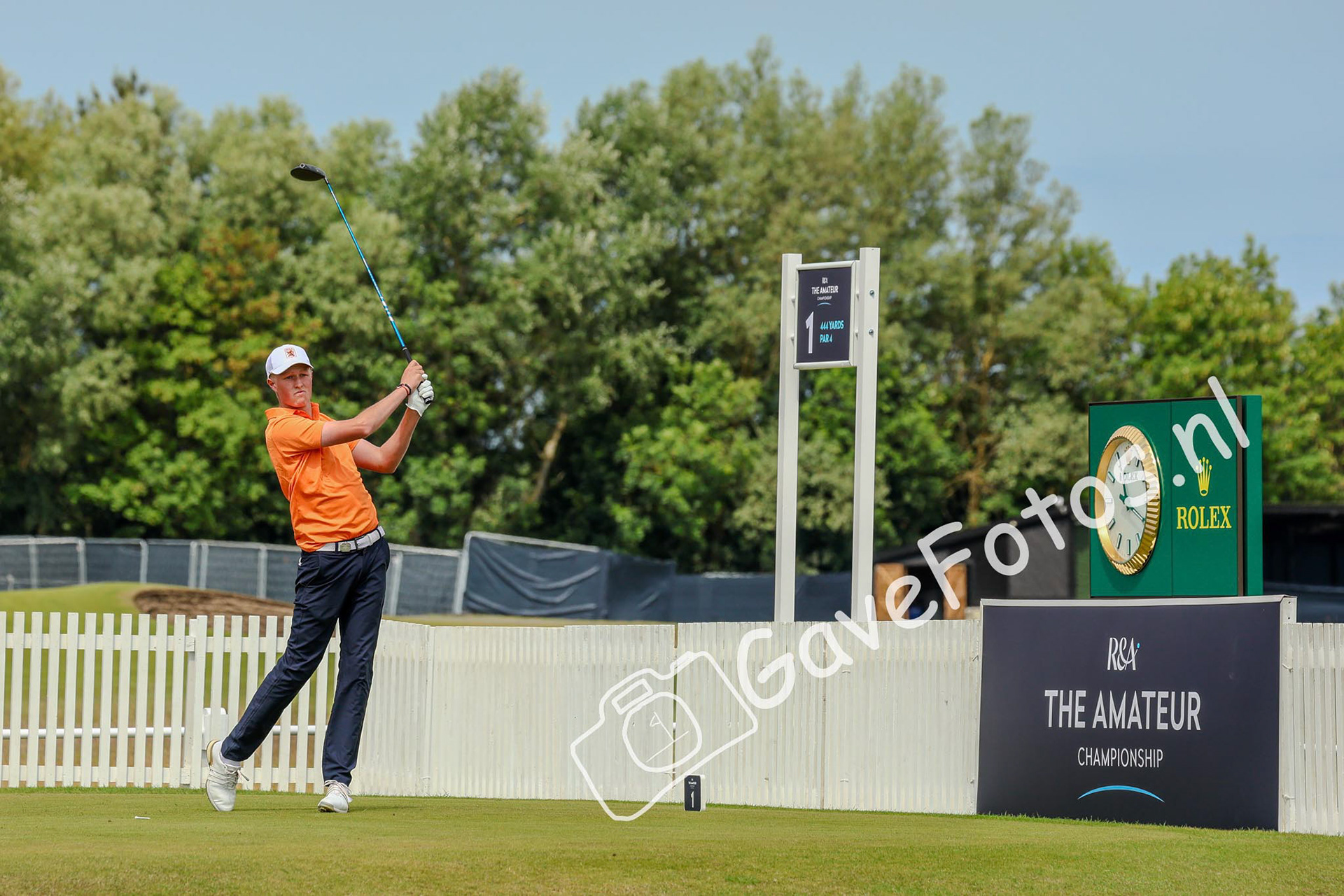 Guus Lafeber slaat af op de 1e tee van Royal St George tijdens The Amateur
