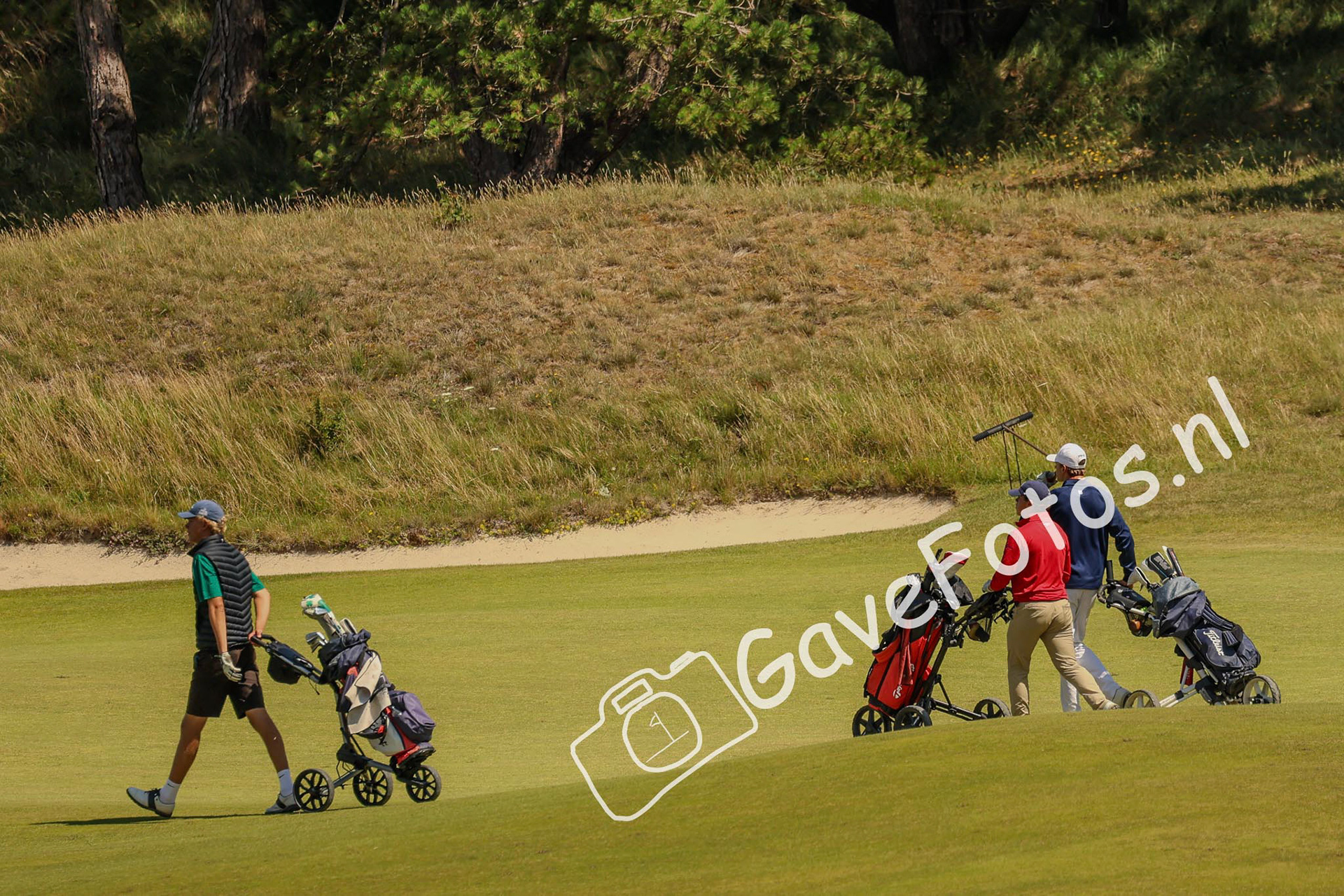 Rein Slooter, Luke Yarnold en Pieter Werner onderweg naar de green tijdens het Kennemer Open 2025