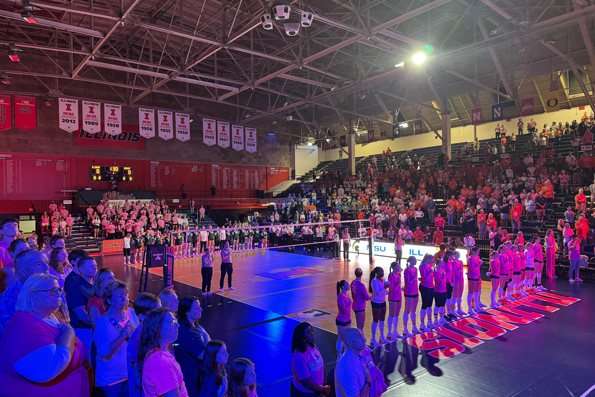 Dames volleybal en het volkslied live gezongen