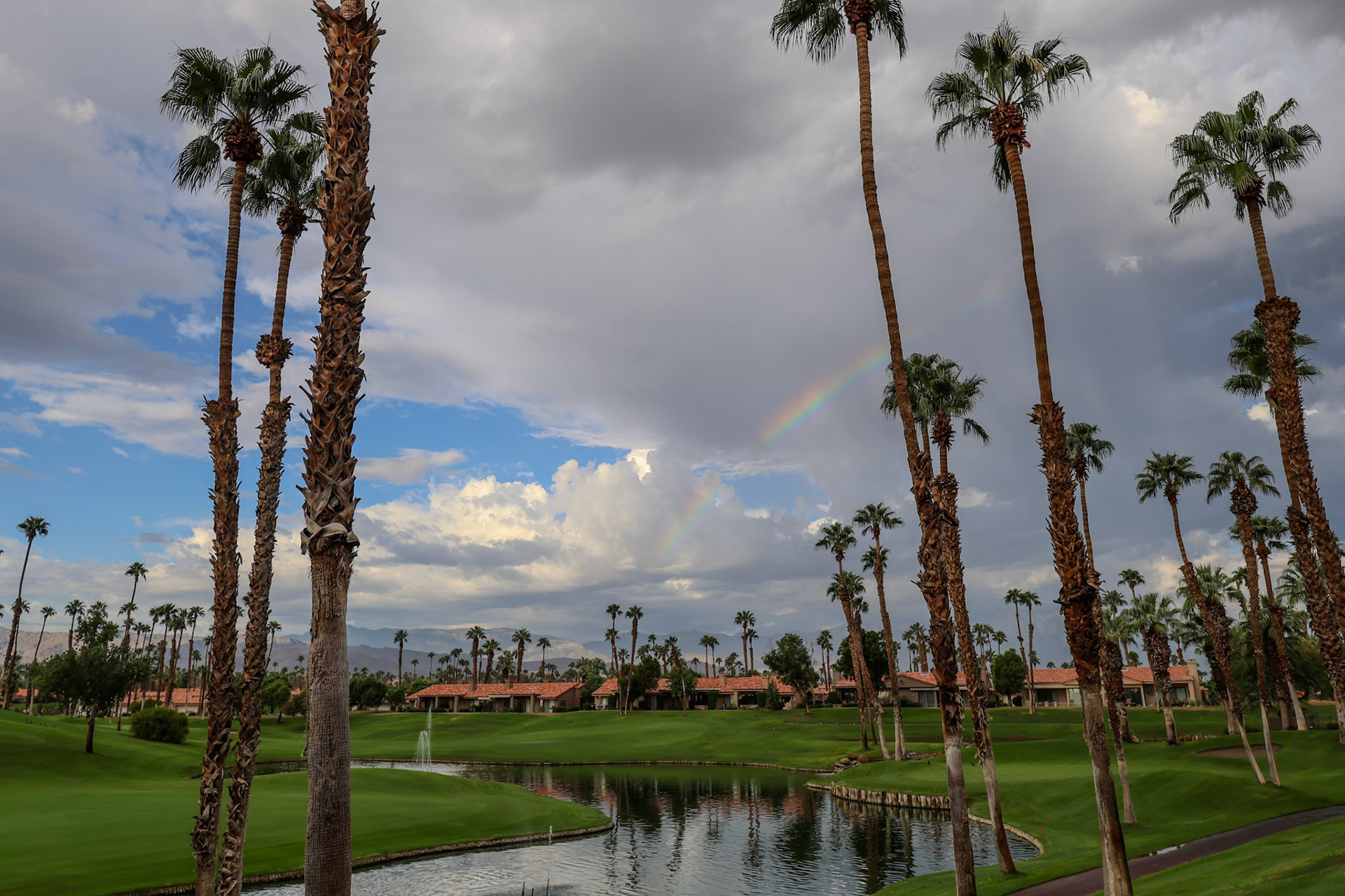 Regenboog boven Palm Springs