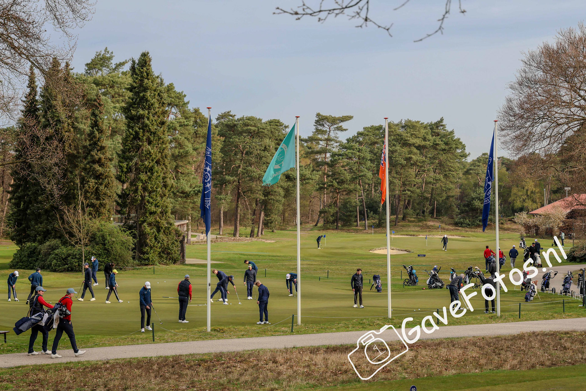 Een drukke putting green voor de start van de 3 ronde van de NGF Hoofdklasse competitie op de  Rosendaelsche