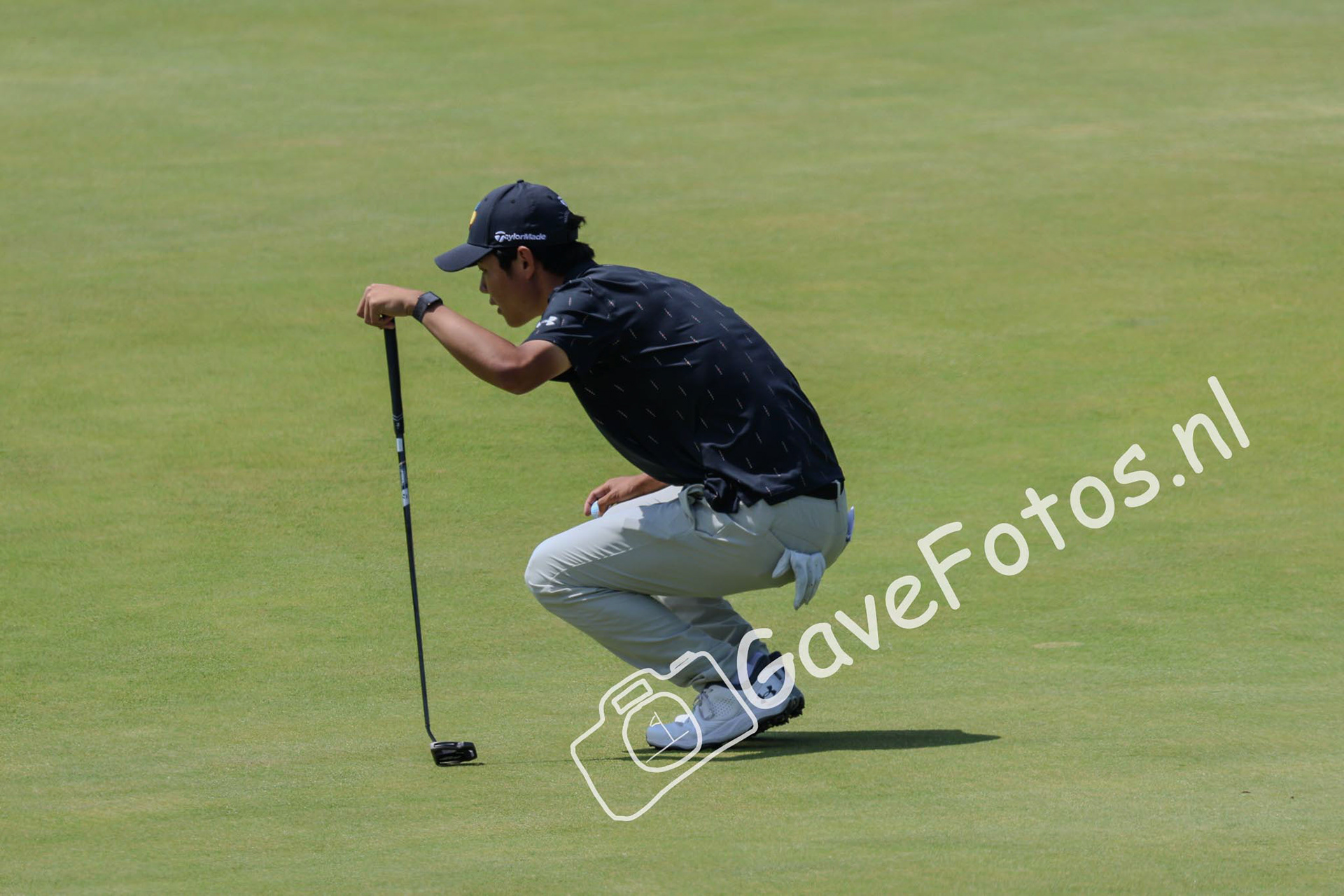 Kris Kim bekijkt zijn lijn op hole 6 van Royal St George tijdens The Amateur