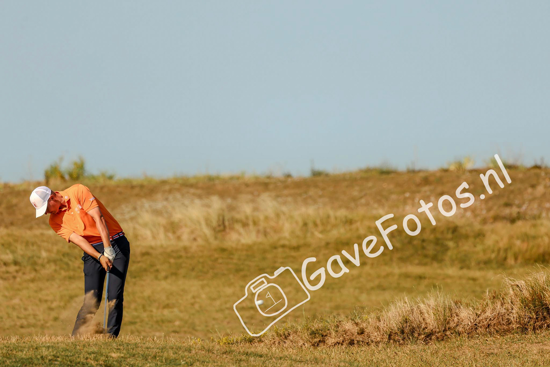 Bjorn Driessen vanuit de rough van hole 16 op Royal Cinque Ports tijdens de 1e ronde van The Amateur