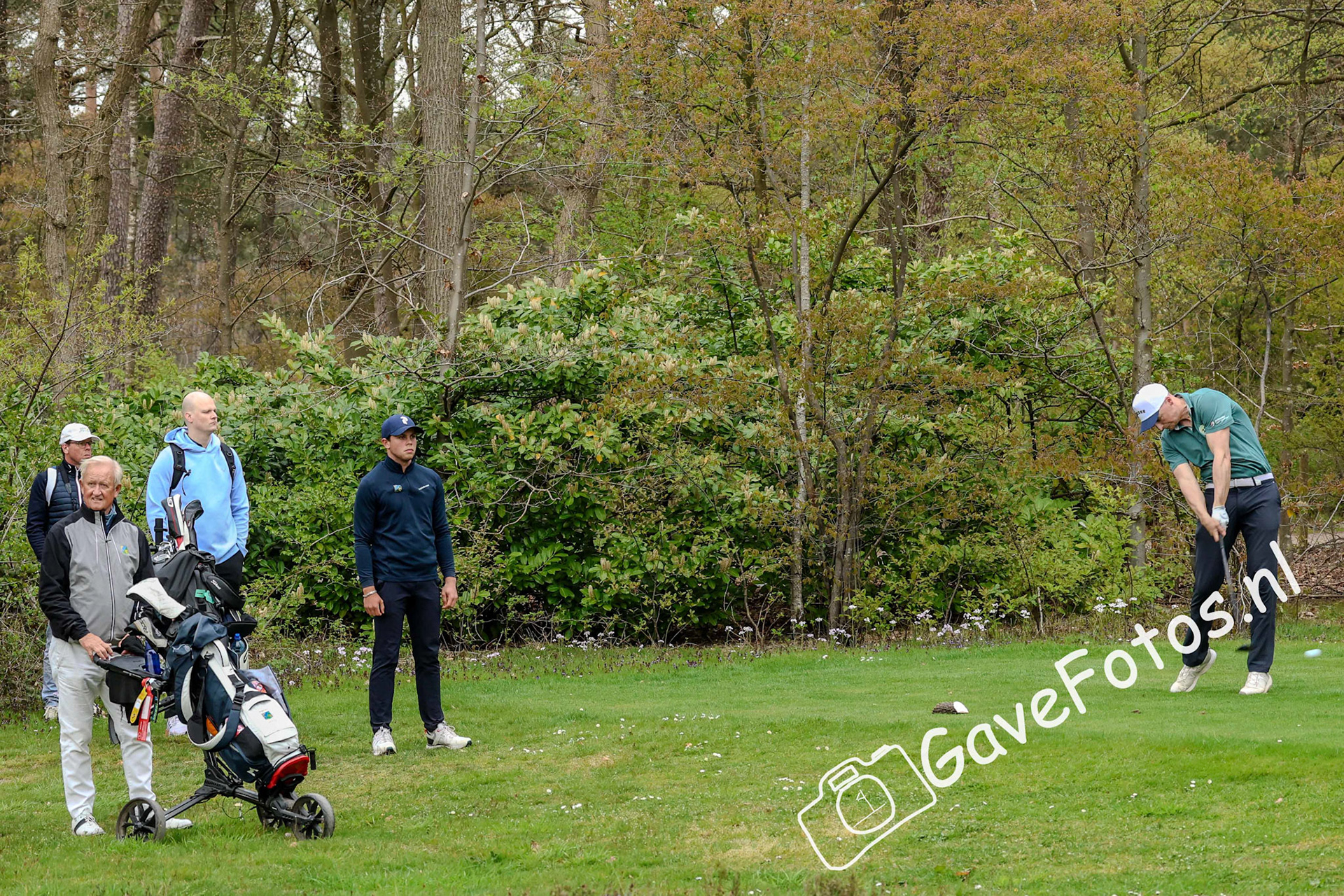 Zeger de Graaf (De Goyer) slaat af op hole 4 van de Hilversumsche onder het toeziend oog van zijn tegenstander Ingmar Schenau (Noordwijkse)