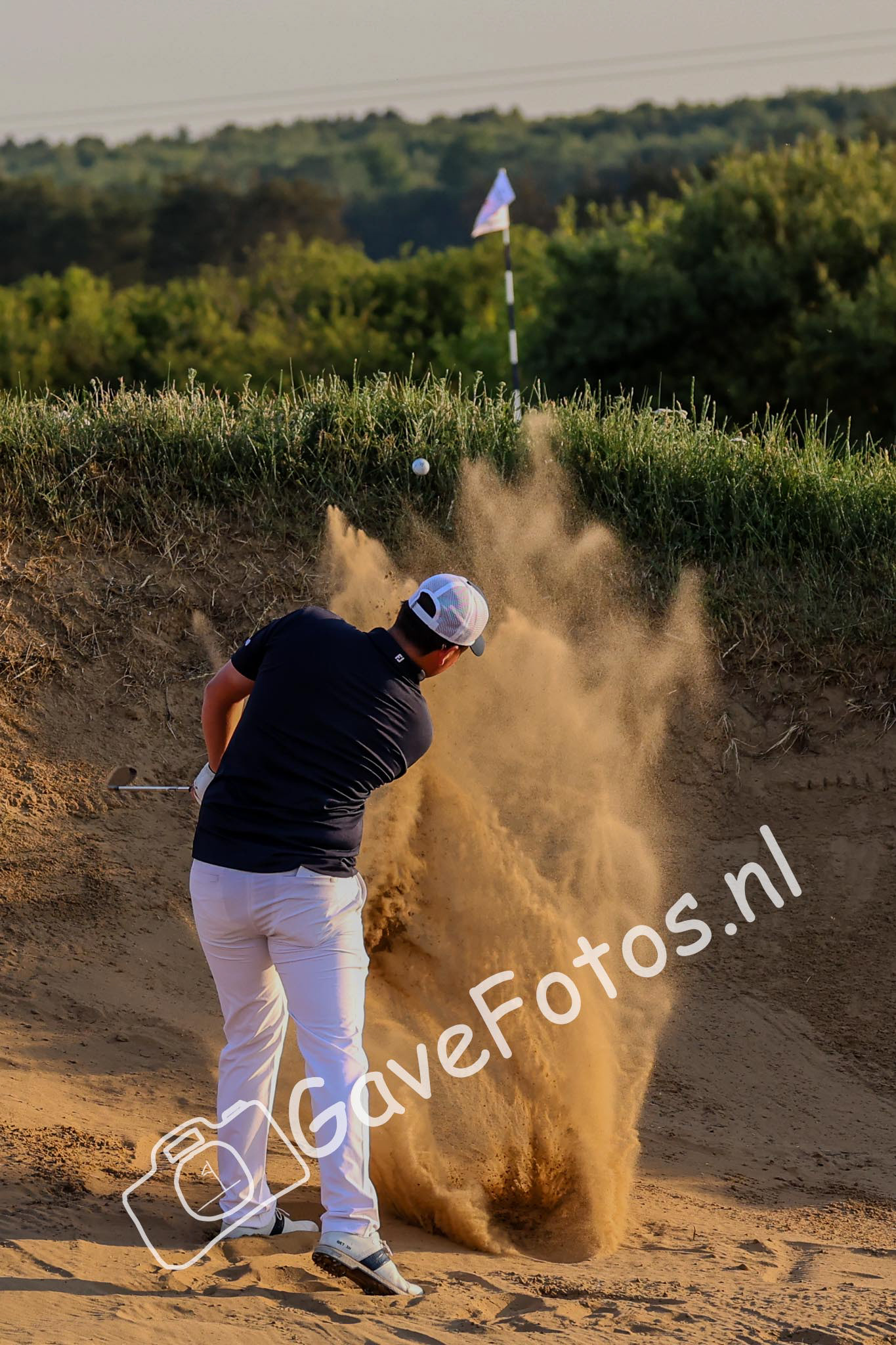 Stijn Egging vanuit de bunker op hole 16 van Royal Port Cinque