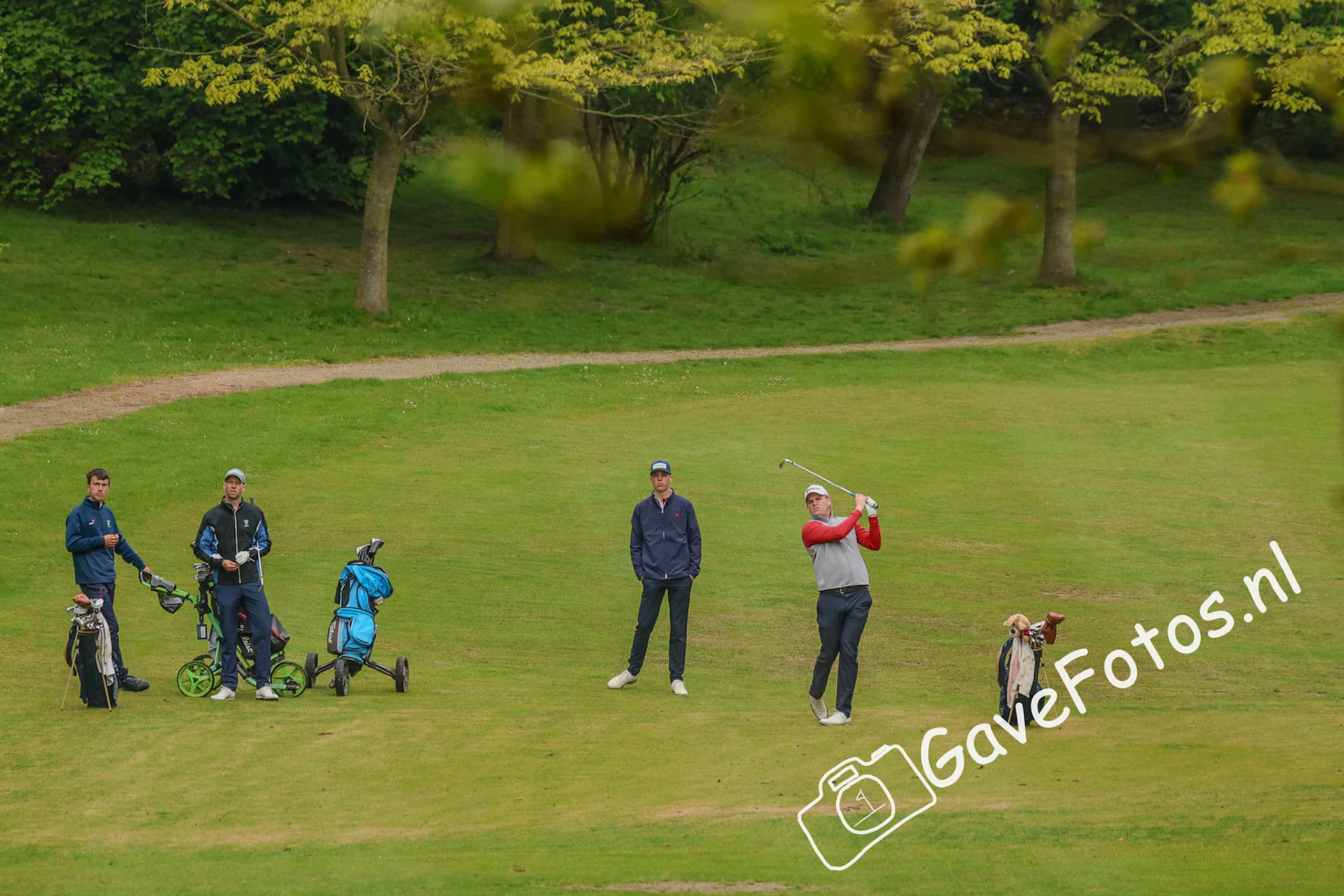 Jack Ingham (Eindhovensche) heeft een blinde slag naar de green van hole 4 op de Merwelanden