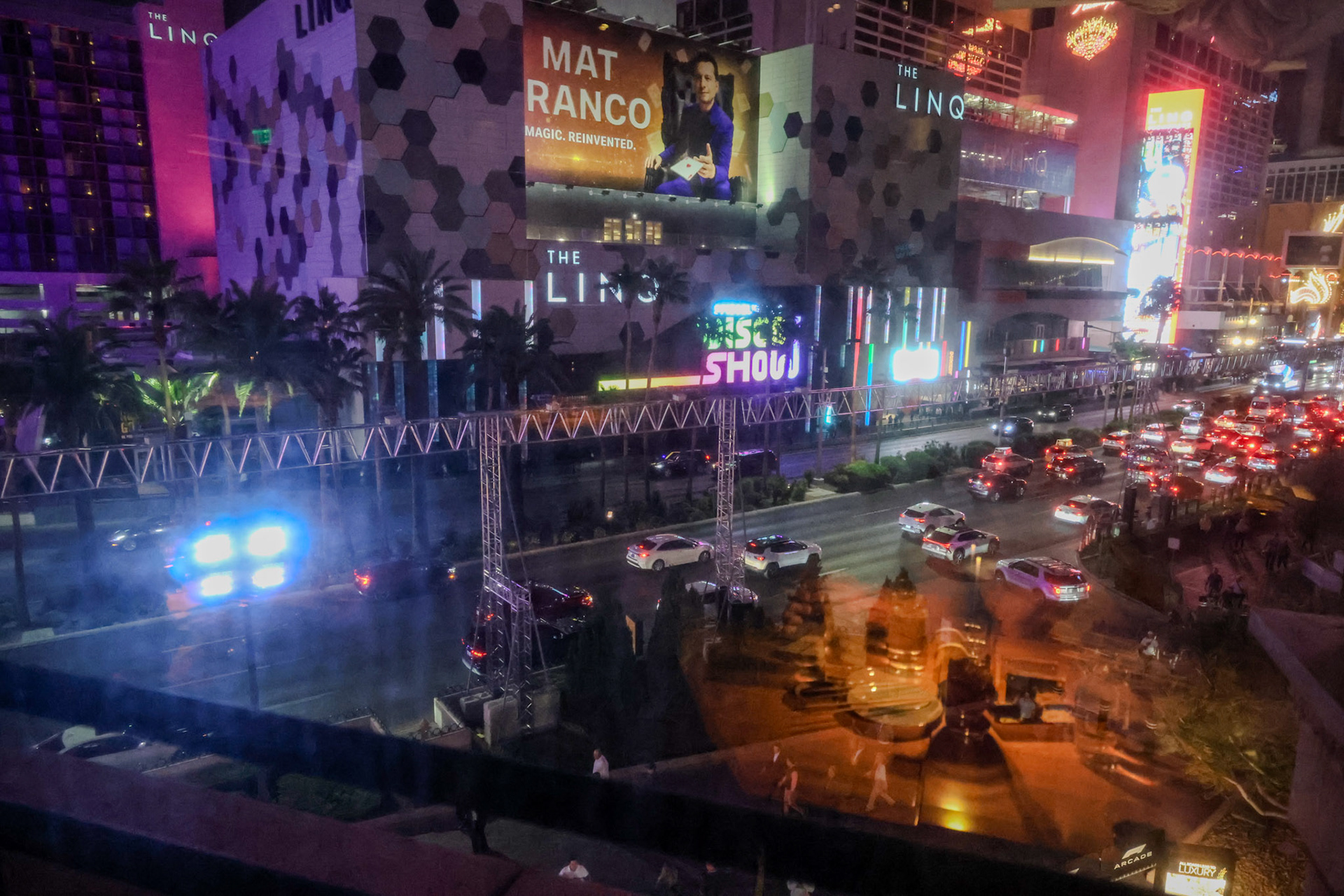 Het uitzicht vanaf ons tafeltje op The Strip. 
