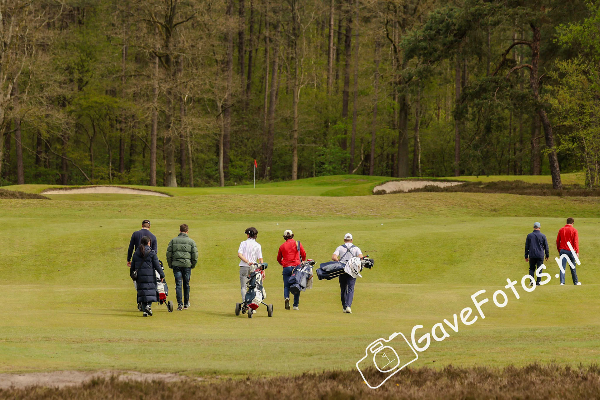 Spelers van de Rosendaelsche en Eindhovensche op hole 2 van de Hilversumsche