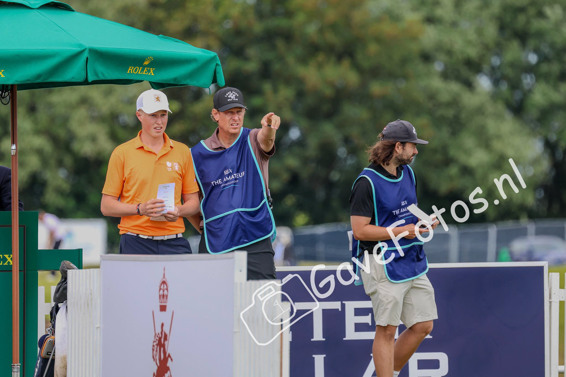 Vader en zoon Lafeber bespreken de lijn op de 1e Tee van Royal St George tijden The Amateur 