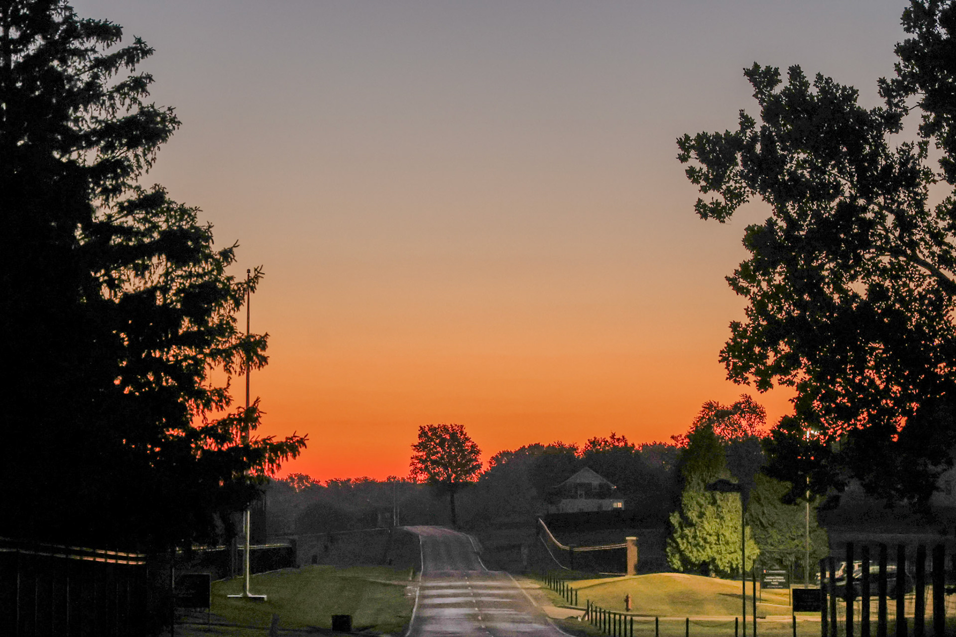 De weg richting de golf faciliteiten