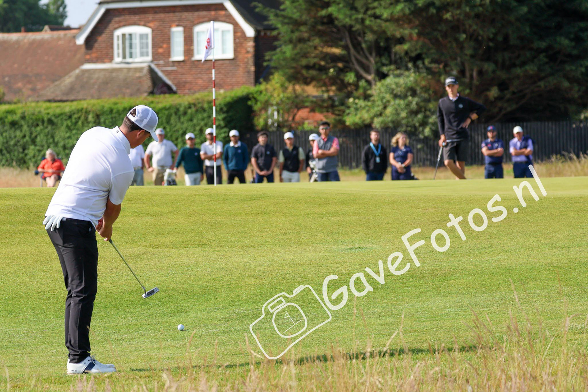 Stijn Egging put zijn bal op hole 18 van Royal St George van buiten de green voor een birdy en een plaats bij de laatste 64 van The Amateur
