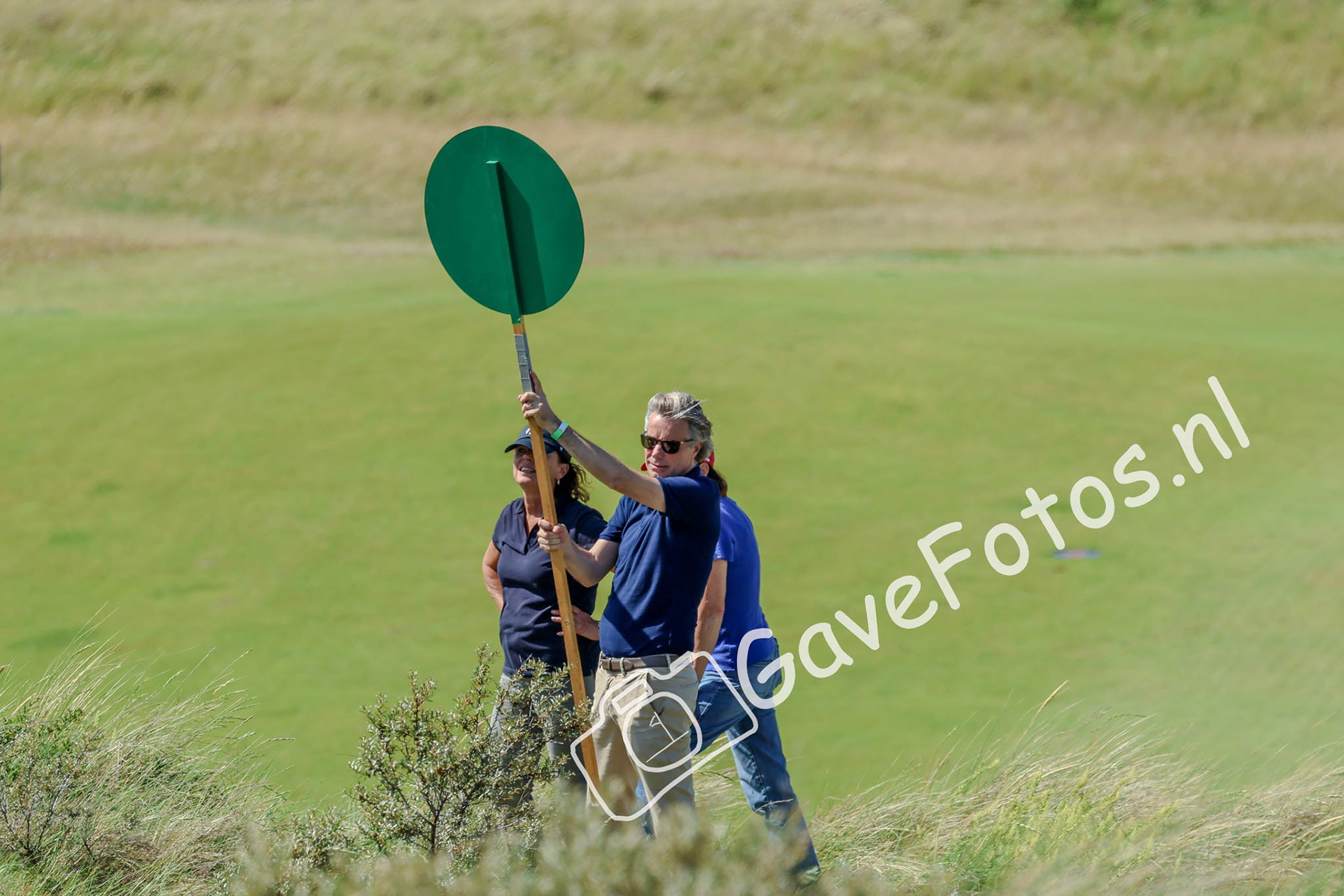 Zwaar werk voor de vrijwilligers in de harde wind tijdens het Kennemer Open 2025