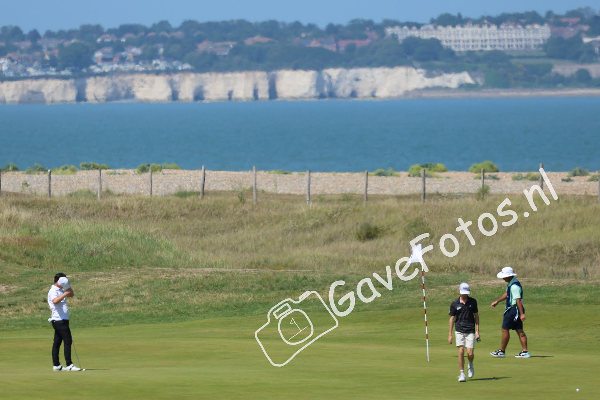 Stijn Egging en Ugo Malcor op de green van hole 7 van Royal St George