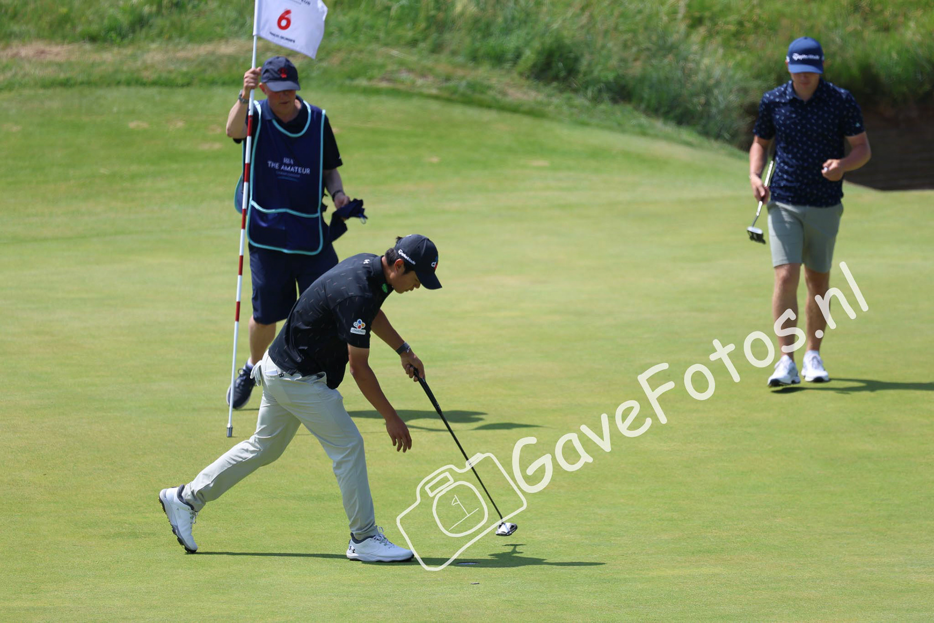 Kris Kim zijn put valt op hole 6 van Royal St George tijdens The Amateur