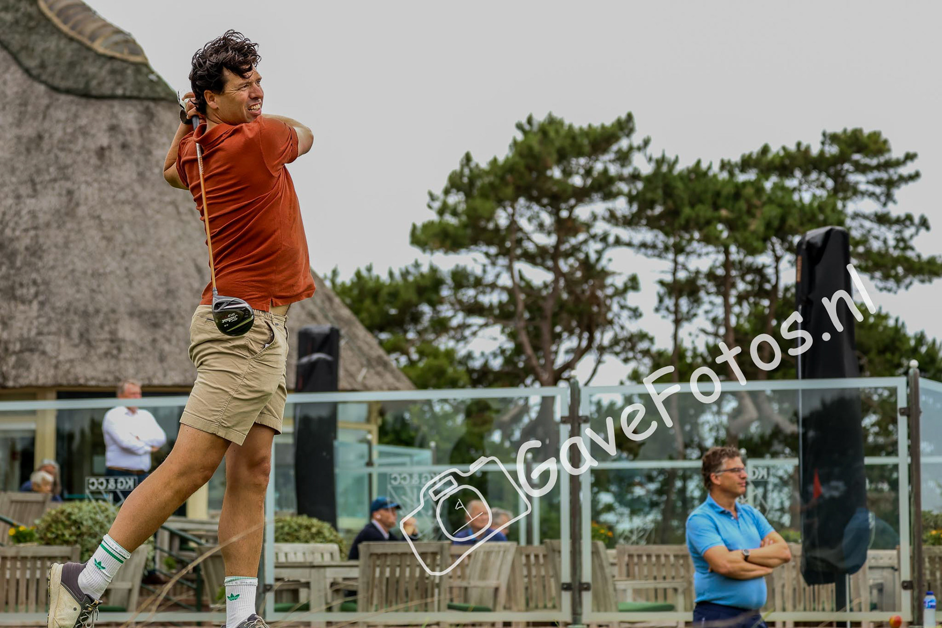 Pieter de Haas slaat op op hole 10, naast het clubhuis van de Kennemer Golf en Country Club