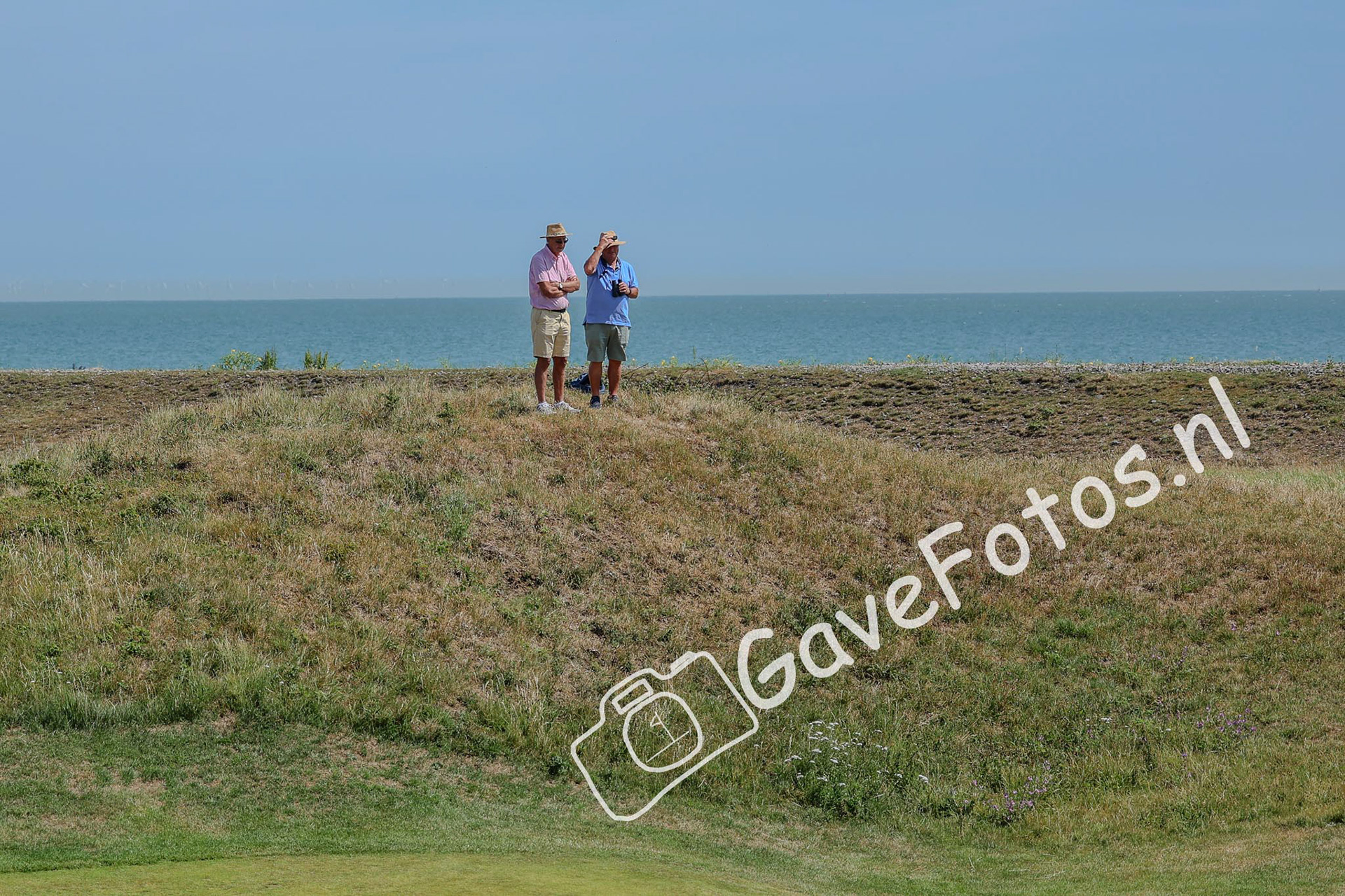 Toeschouwers op Royal Cinque Ports met het kanaal op de achtergrond