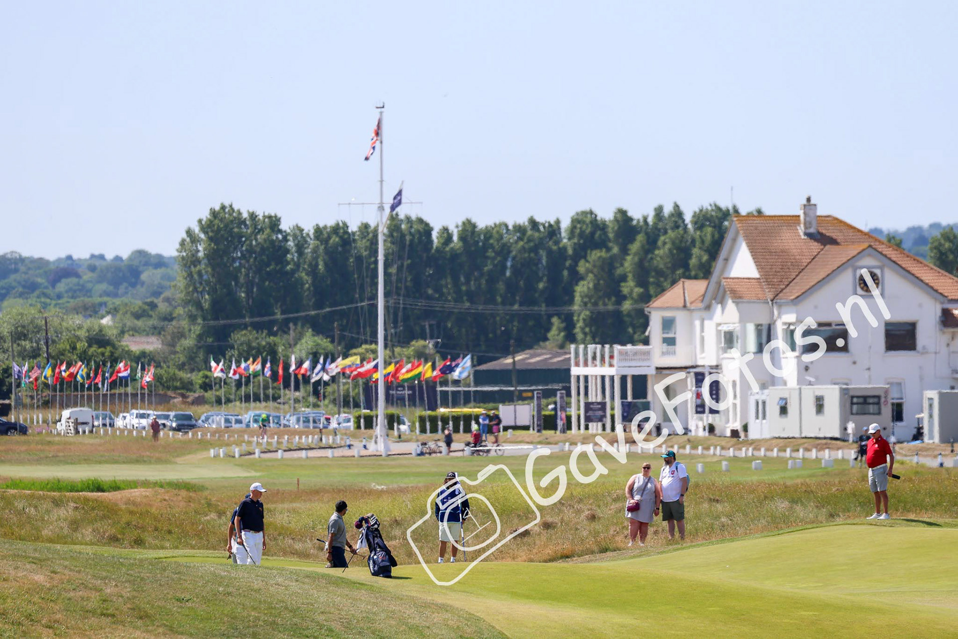 Uitzicht op het clubhuis en de green van hole 17 op Royal Cinque Ports