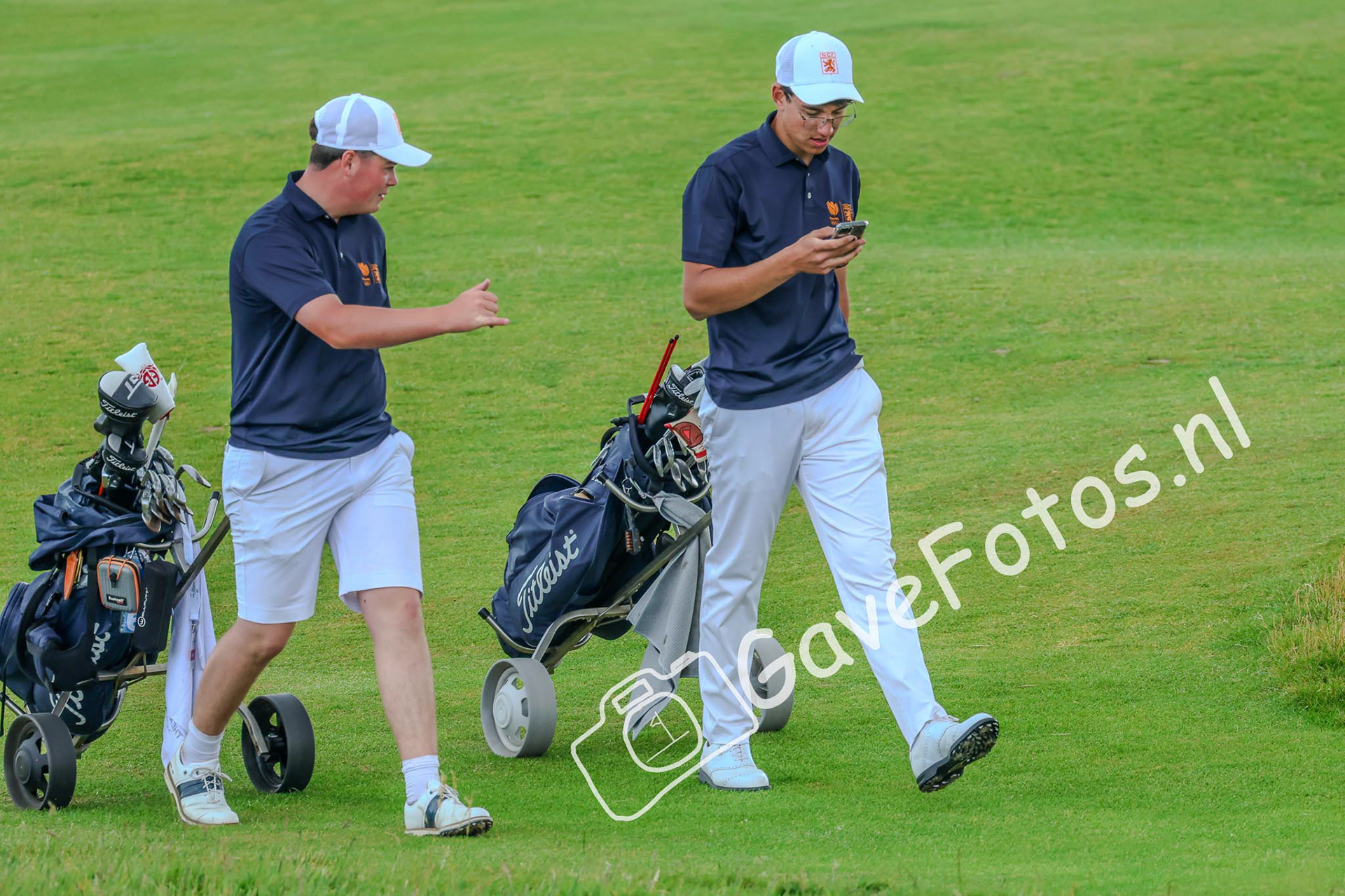 Stijn Egging en Denny Kloeth op de fairway van hole 18 van Royal St George