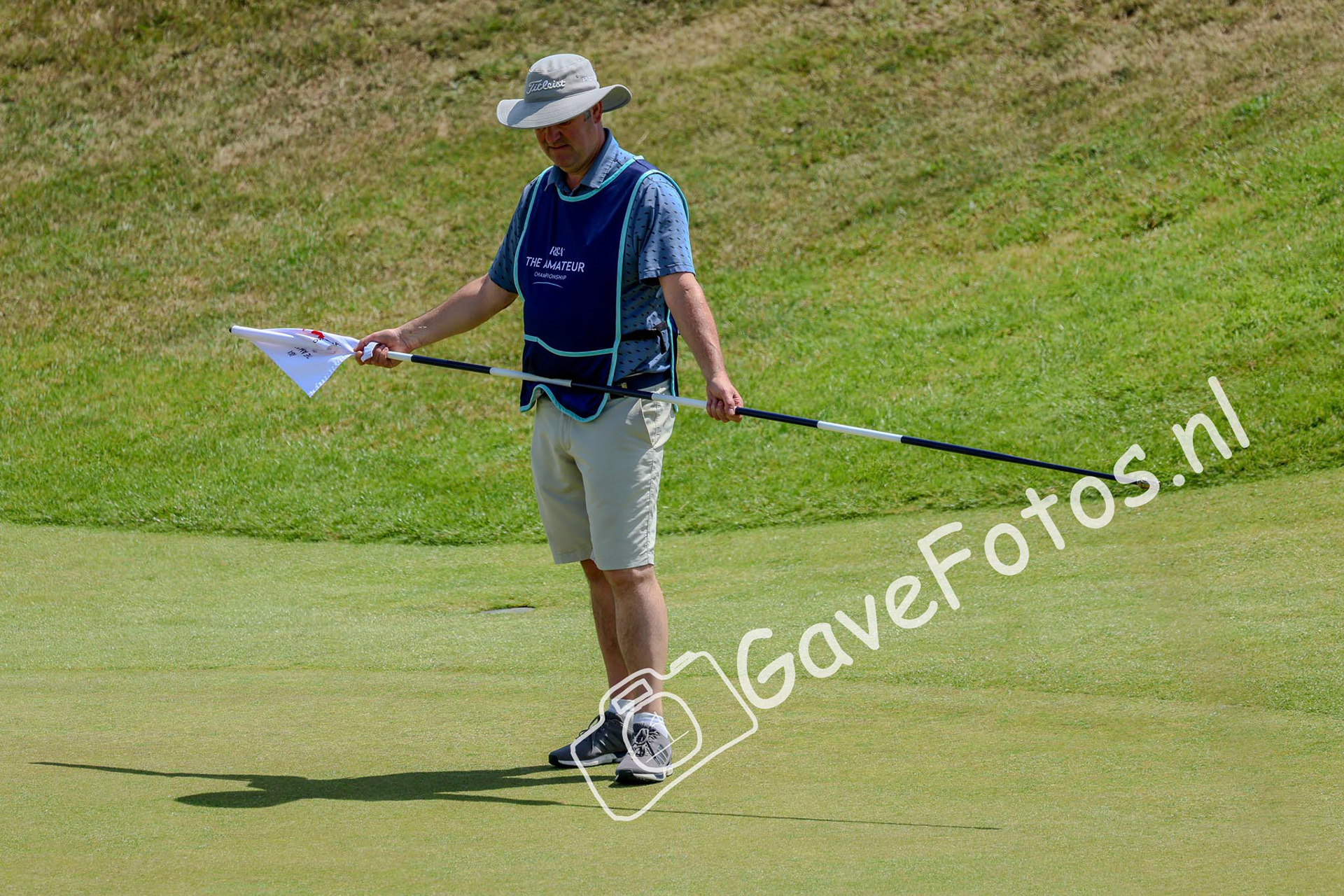 Tim Ingham als caddy van zijn Jack op Royal Cinque Ports