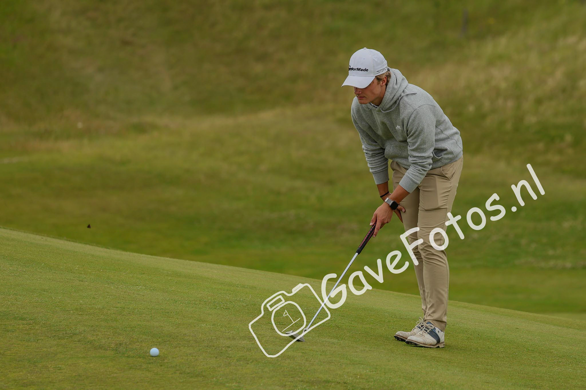 Thom Schoonveld bekijkt zijn putting lijn tijdens het Kennmer Open 2025