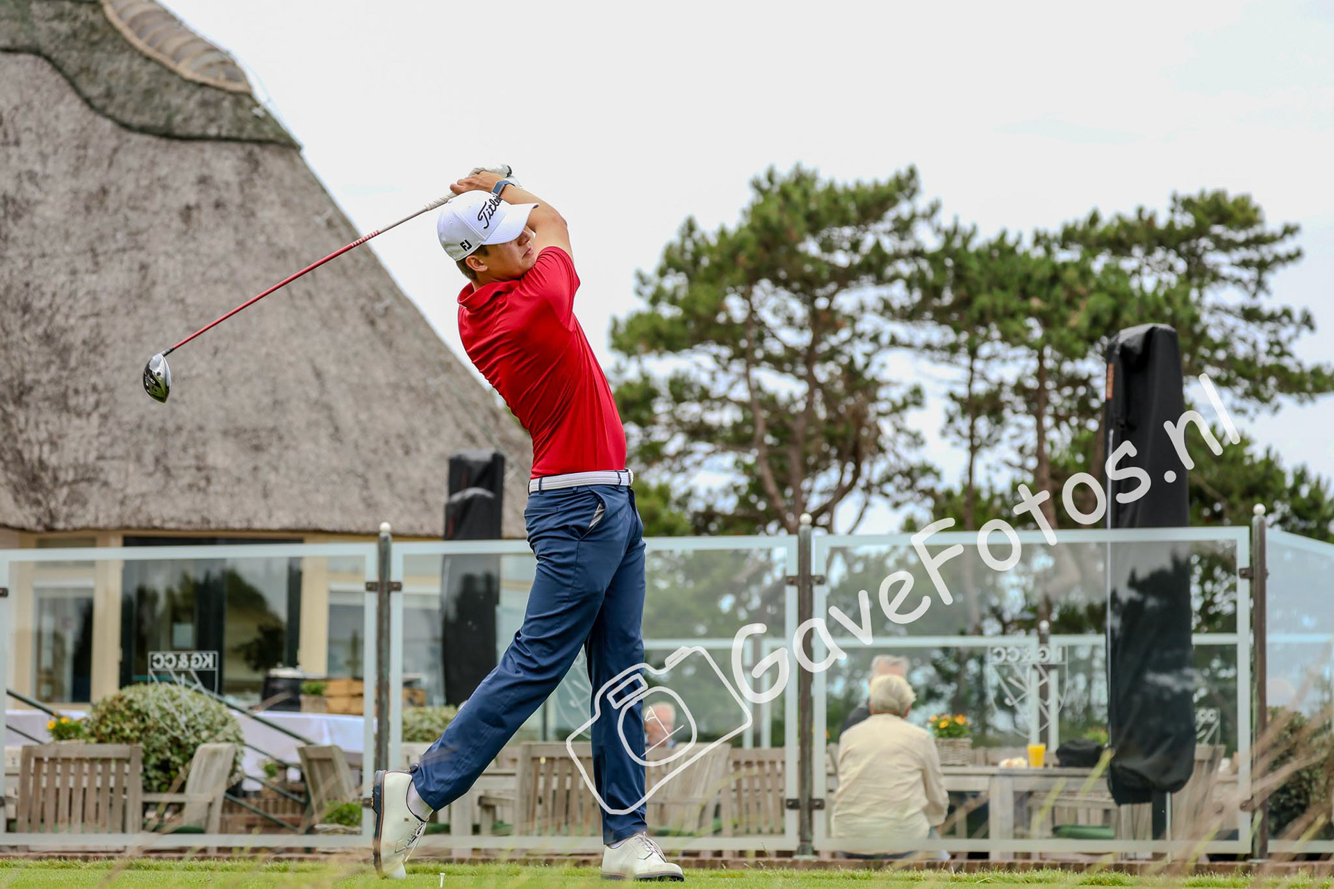 Olivier van Lelyveld  slaat op op hole 10, naast het clubhuis van de Kennemer Golf en Country Club