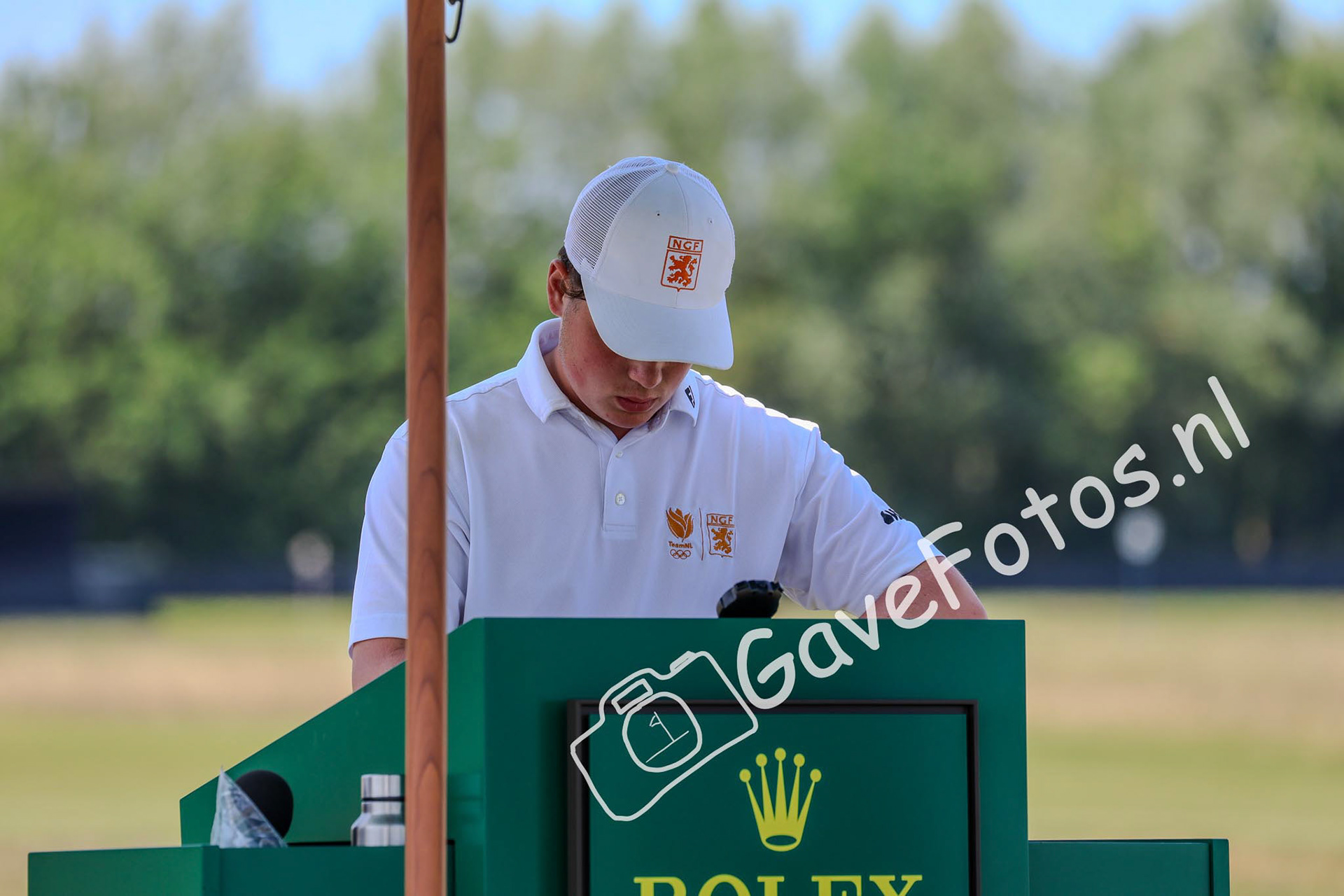 Stijn Egging kijkt de pinposities nog even na, voor zijn start van de 1e matchplay ronde van The Amateur