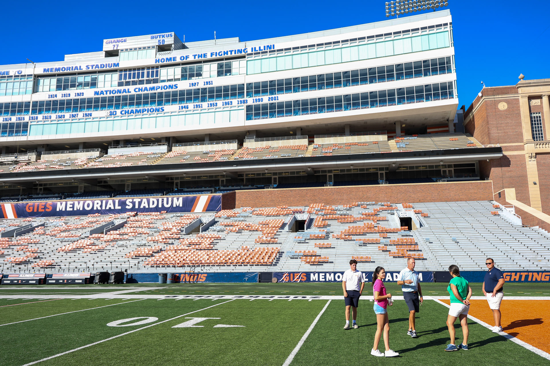 Het American Football stadion met coach Small en Eric