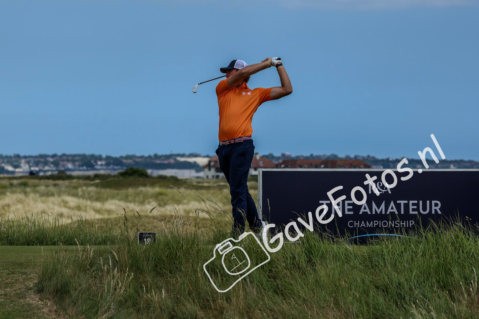Benjamin Reuter slaat af op hole 18 van Royal St George tijdens de 1e ronde van The Amateur