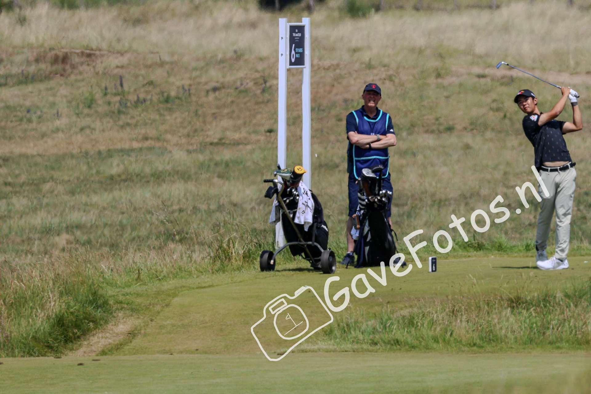 Kris Kim slaat af op hole 6 van Royal st George tijdens de 1e matchplay ronde van The Amateur