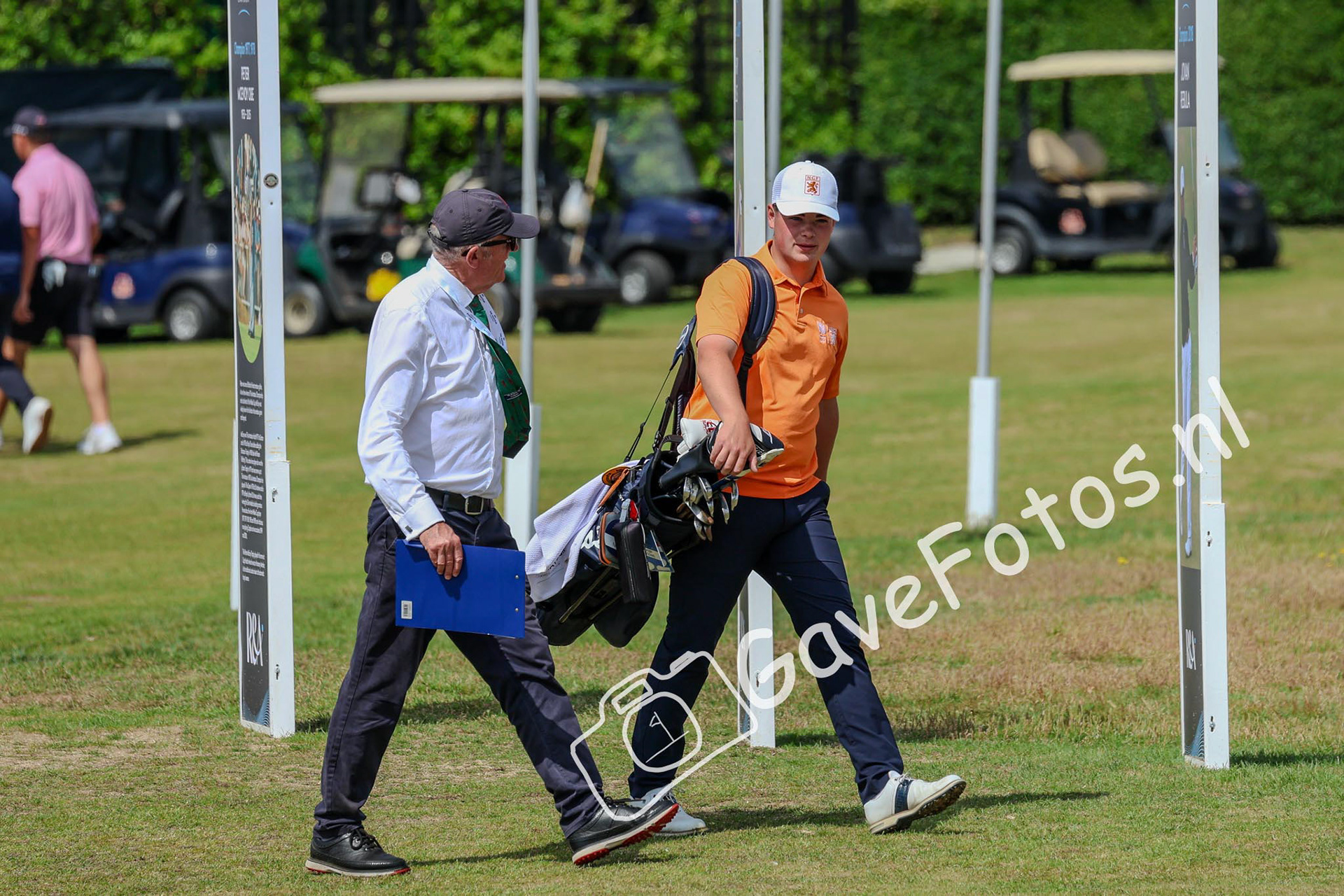 Stijn Egging wordt begeleid naar de Tee van hole 1 op Royal St George