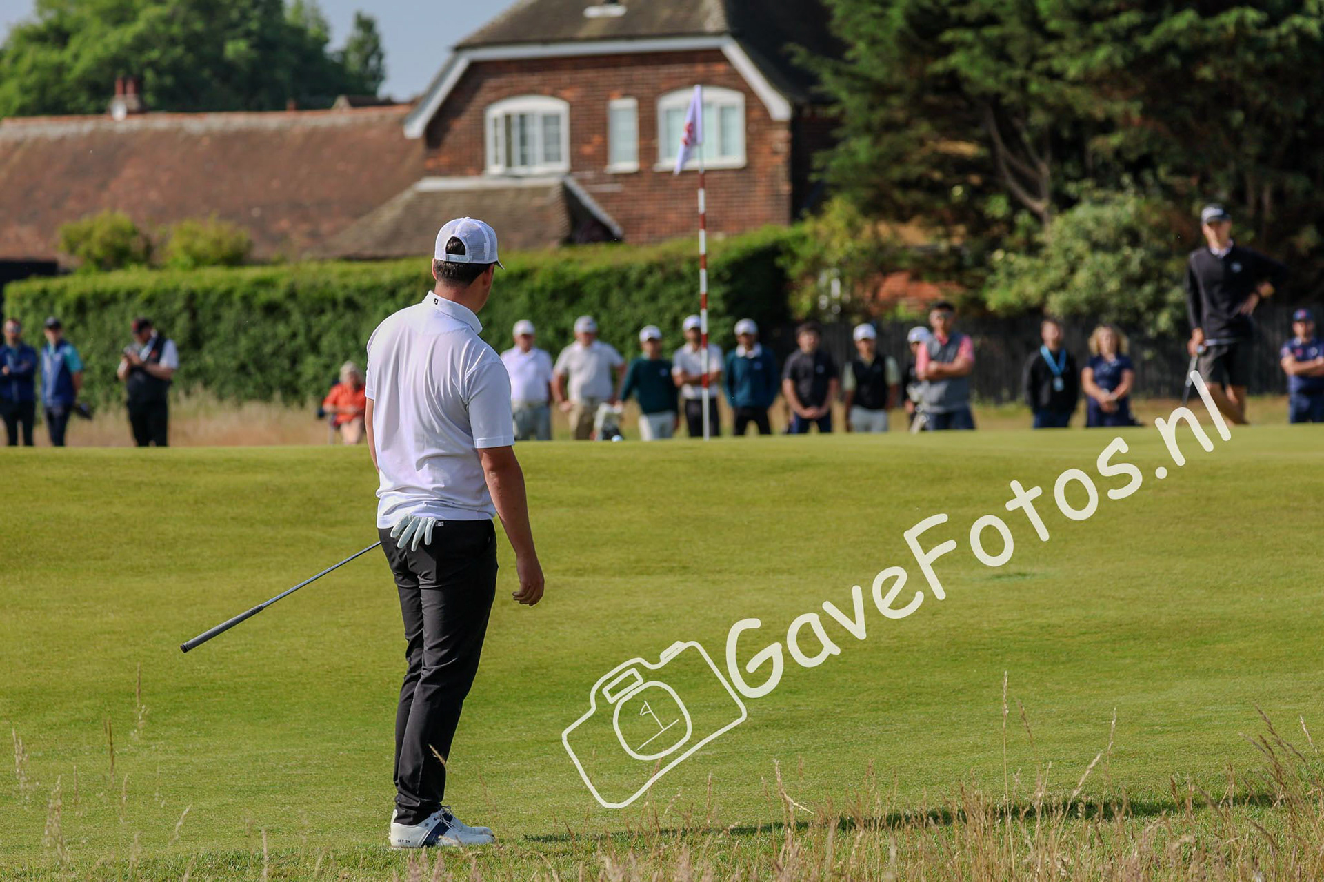 Stijn Egging kijkt verwachtingsvol zijn bal na, op de green van hole 18 van Royal St George tijdens de 2e playoff hole van The Amateur