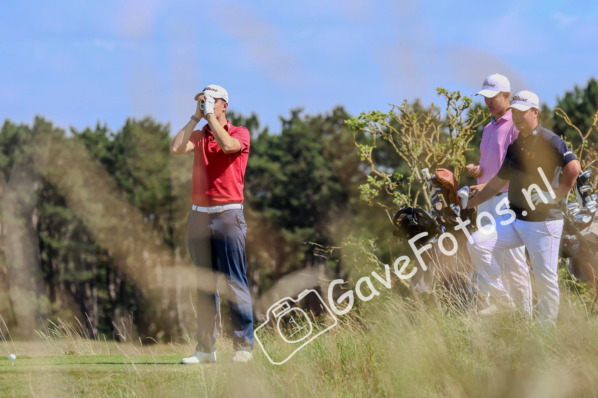 Olivier Lelyveld meet zijn afstand tijdens het Kennemer Open 2025