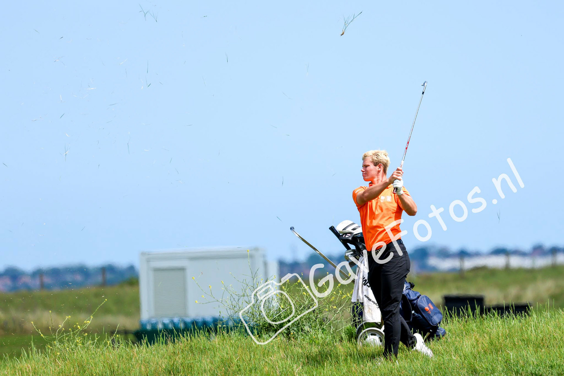 Scott Woltering zijn approach naar de green van hole 18 op Royal St George