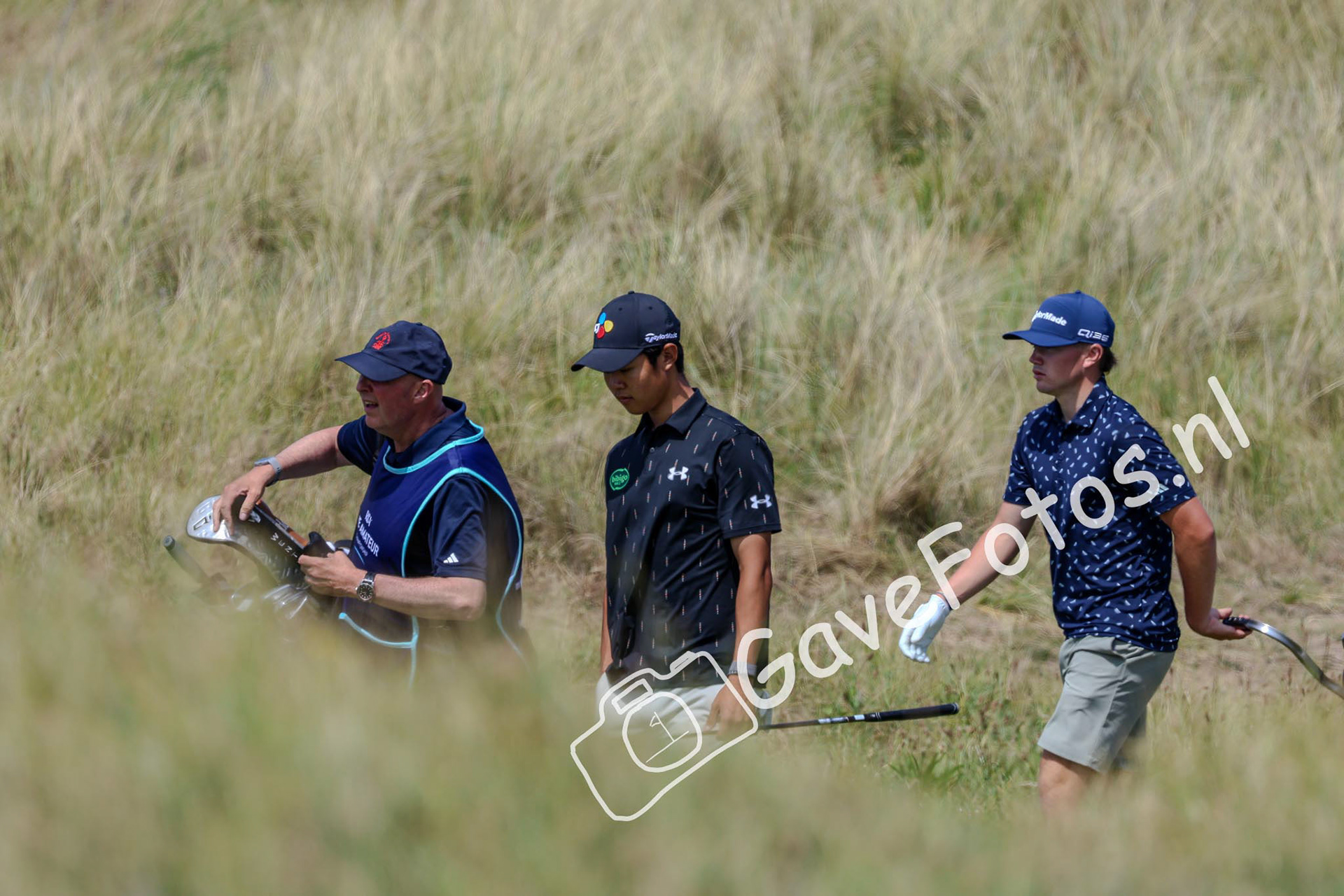 Kris Kim samen met Oscar Couilleau op weg naar de green van hole 6 op Royal St George