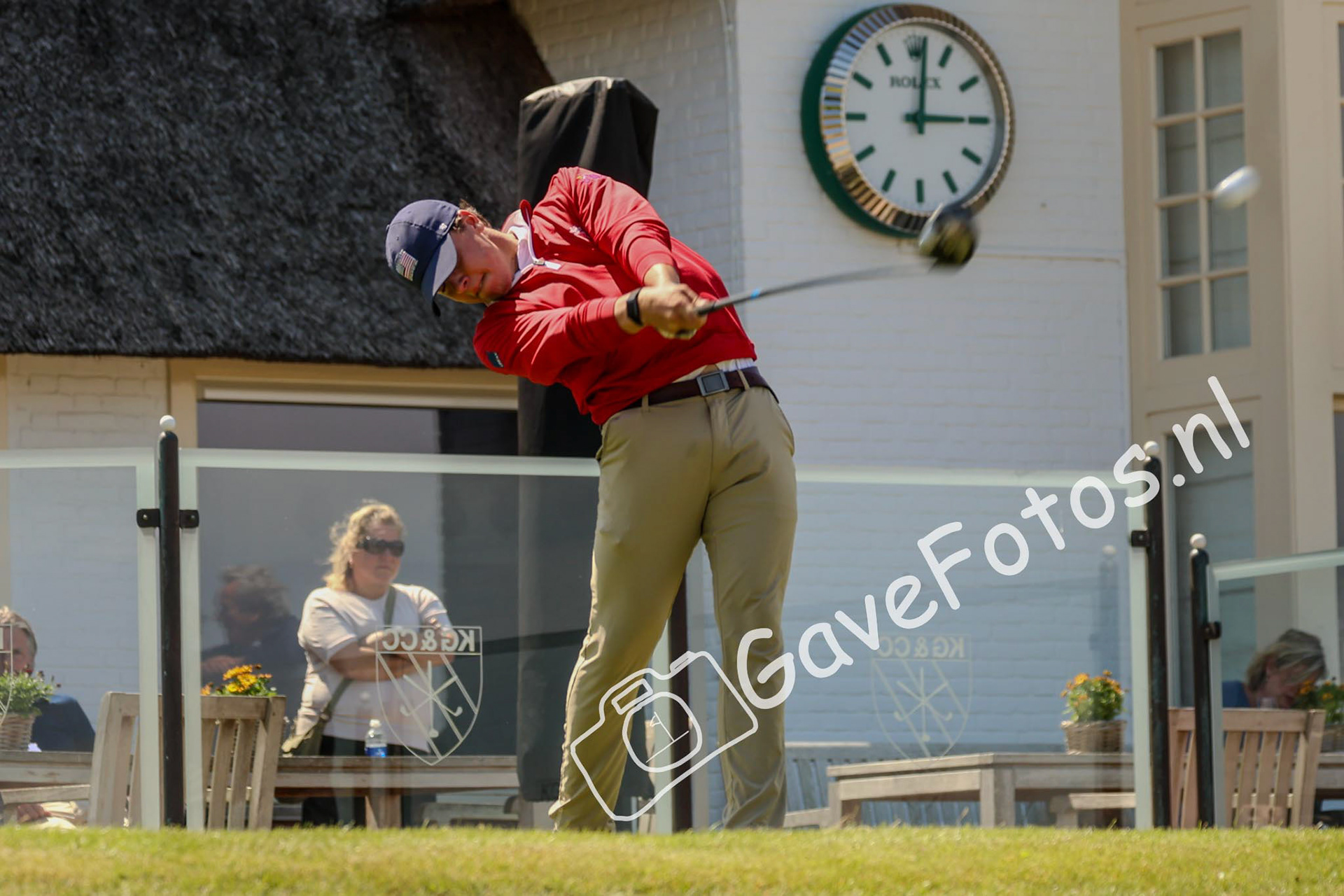 Luke Yarnold slaat op op hole 10, naast het clubhuis van de Kennemer Golf en Country Club