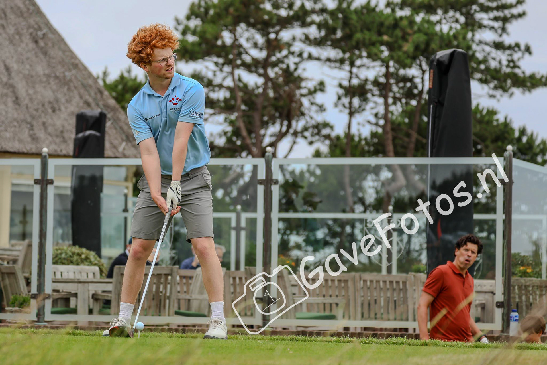 Lukas van Kesteren slaat op op hole 10, naast het clubhuis van de Kennemer Golf en Country Club
