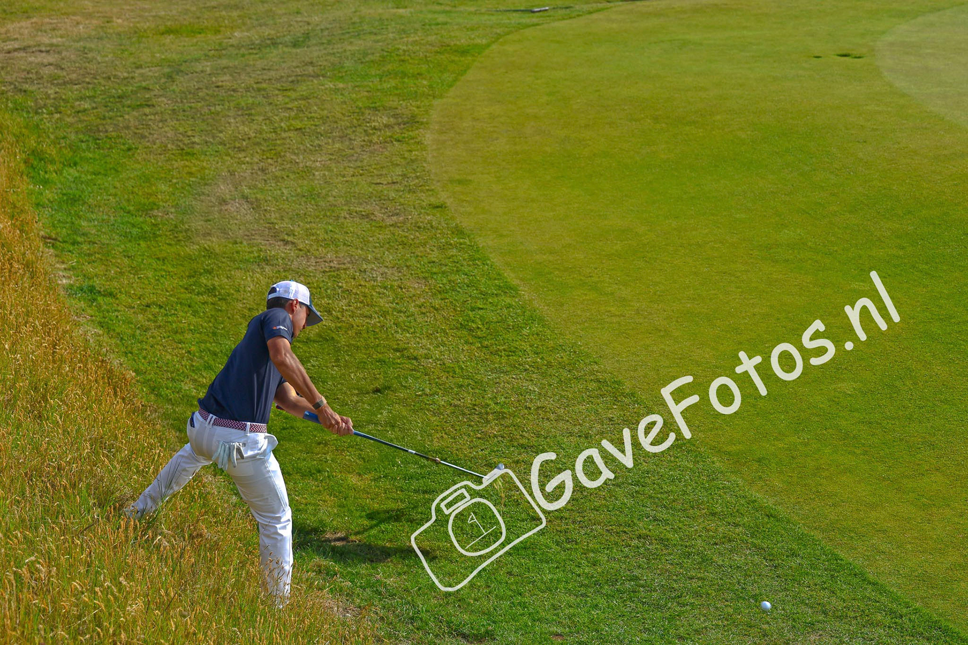 Loran Appel vanuit een lastige ligging naast de green van hole 10 op Royal Cinque Ports