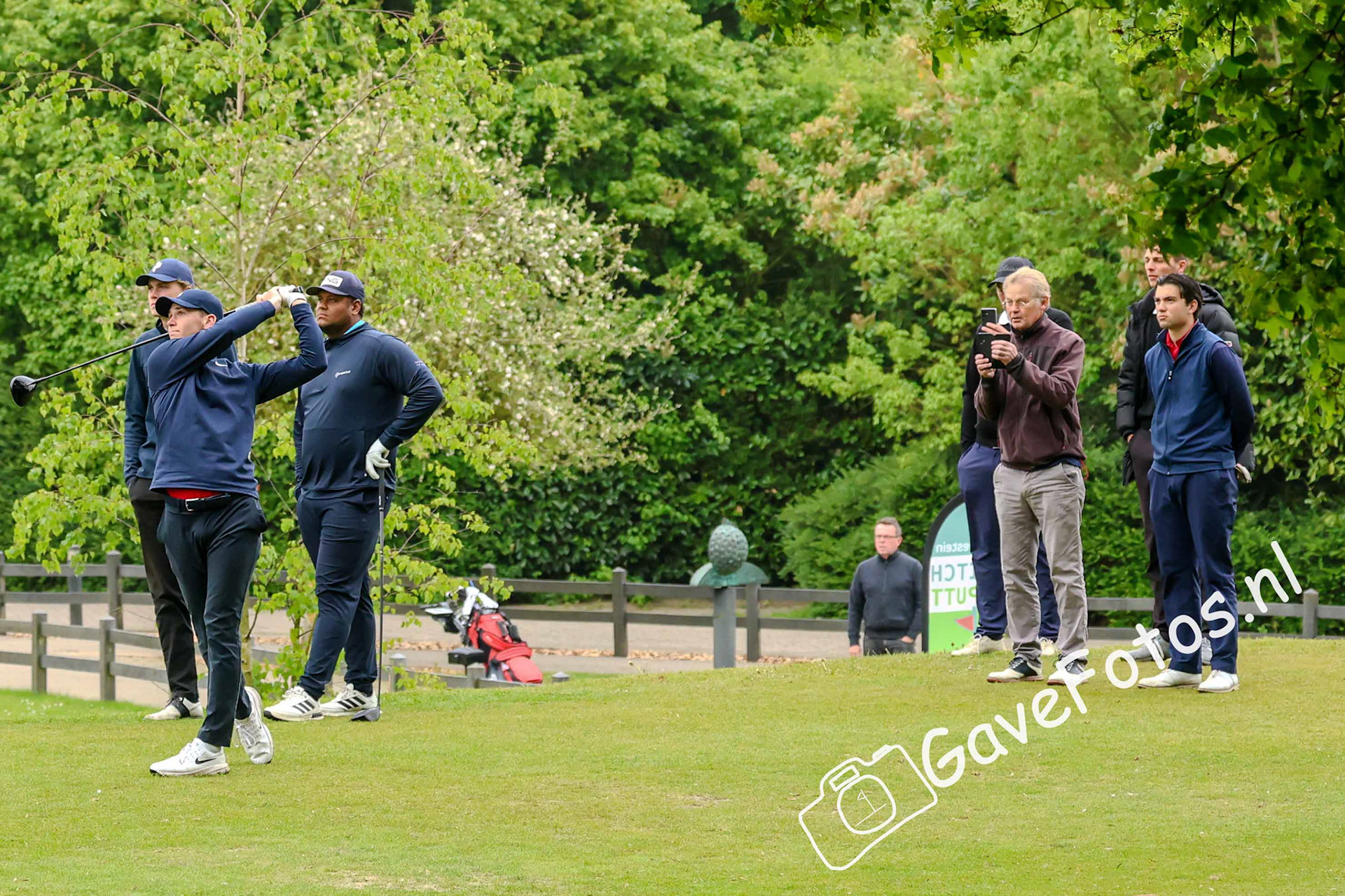 Thom Hoetmer (Hilversumsche) slaat af op hole 1 van Merwelanden voor de foursome partij tegen de Hilversumsche