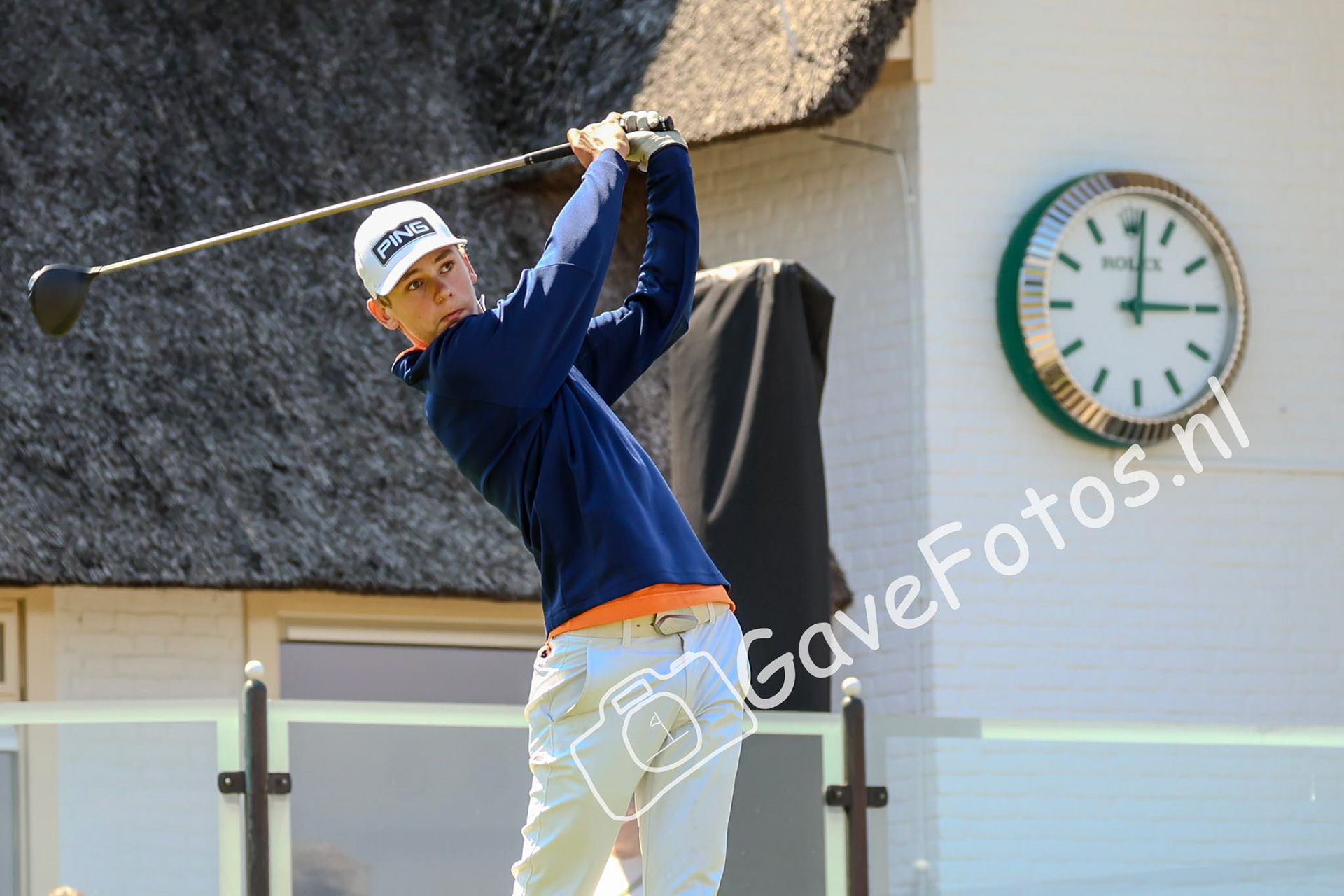 Pieter Werner slaat op op hole 10, naast het clubhuis van de Kennemer Golf en Country Club