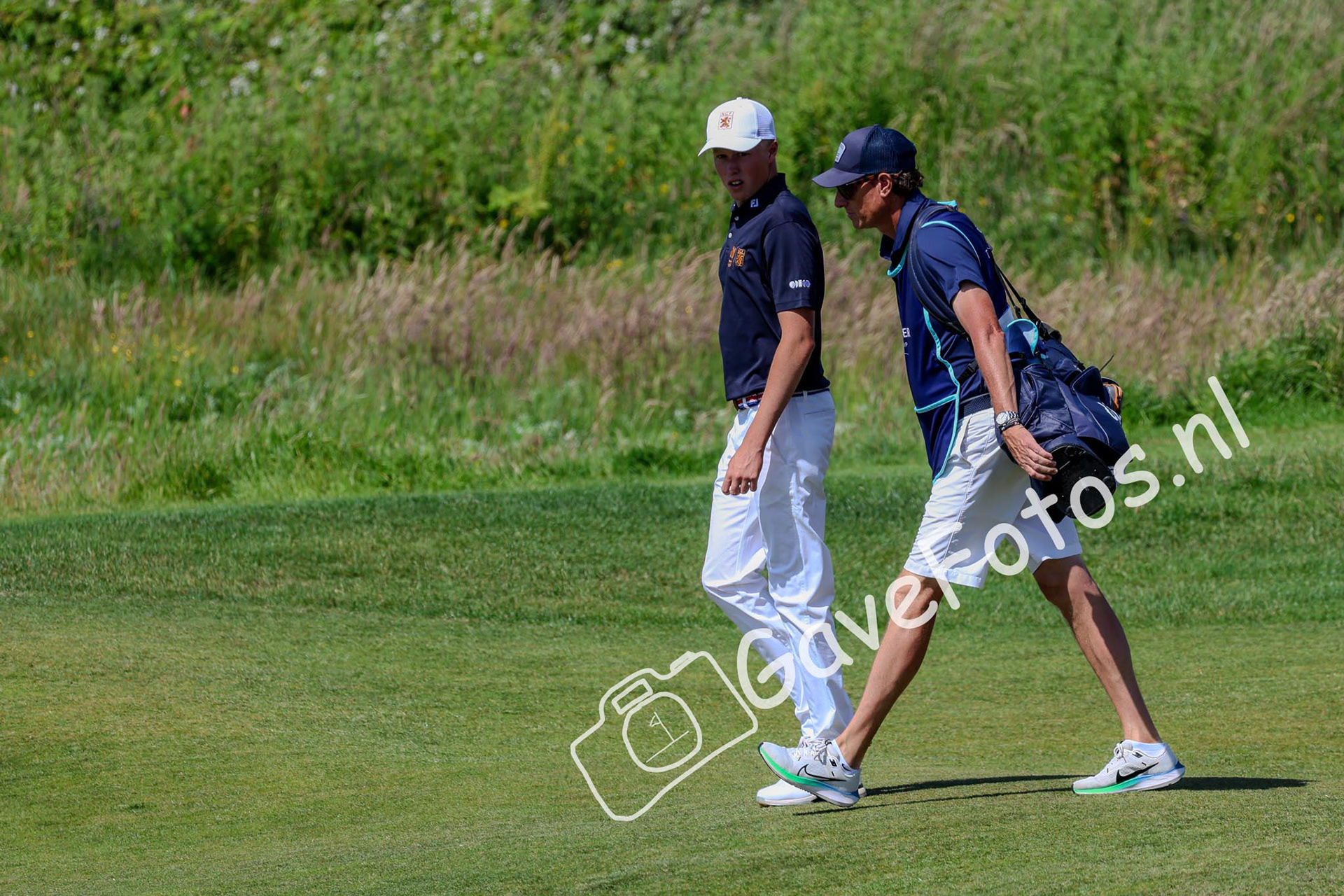 Vader en zoon Lafeber op de fairway van Hole 17 van Royal Cinque Ports tijdens de 2e ronde van The Amateur