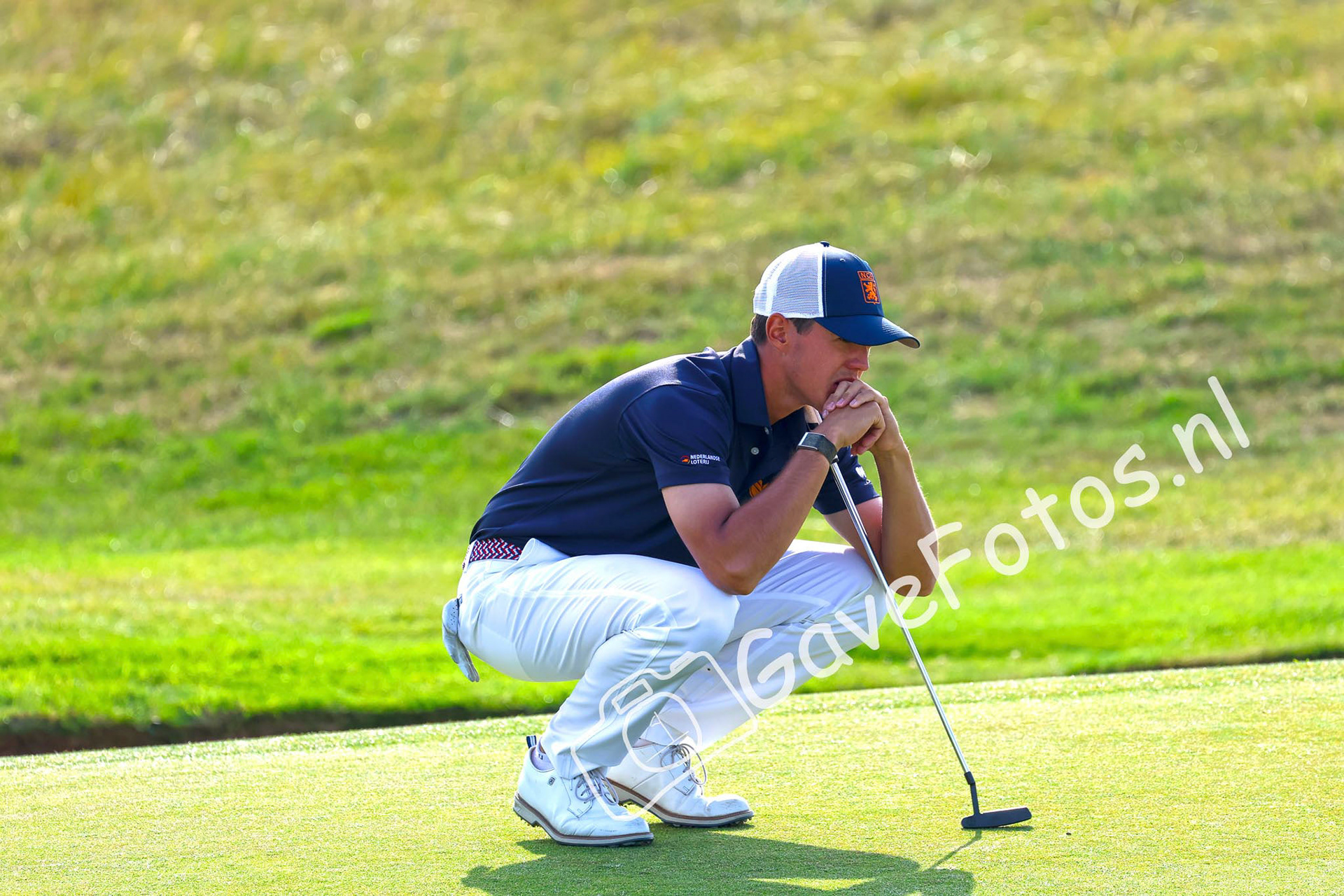 Loran Appel bekijkt zijn puttinglijn op hole 10 van Royal Cinque Ports