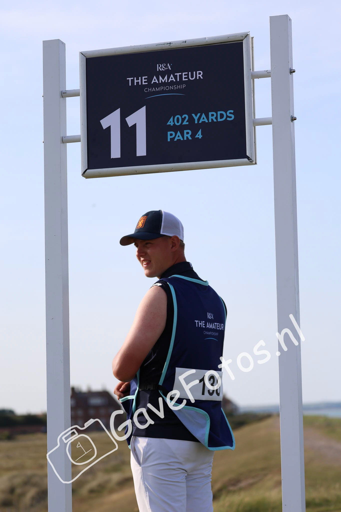 Bjorn Driessen als caddy van Stijn Egging op hole 11 van Royal Cinque Ports