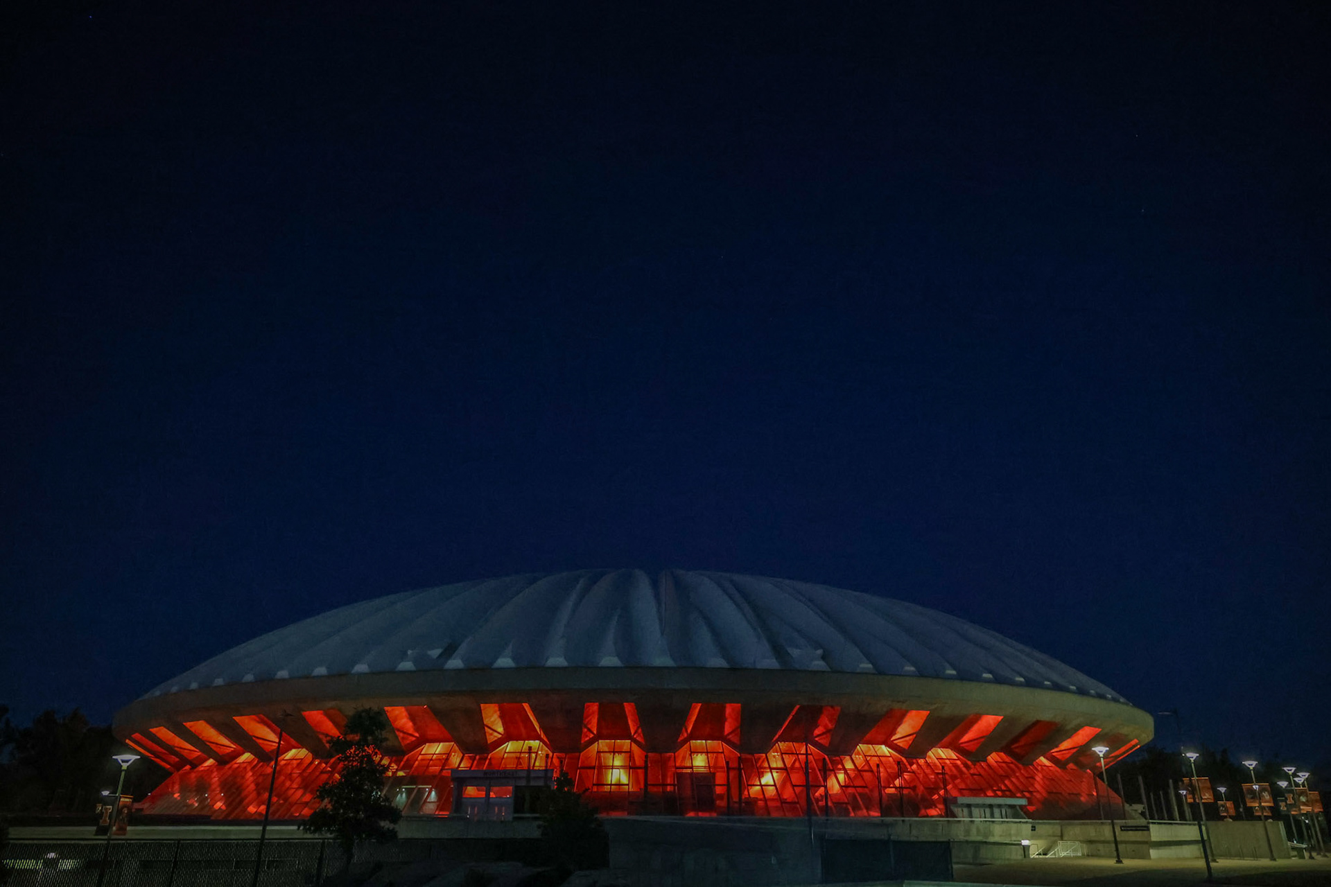 Het basketbal stadion, heel vroeg in de ochtend