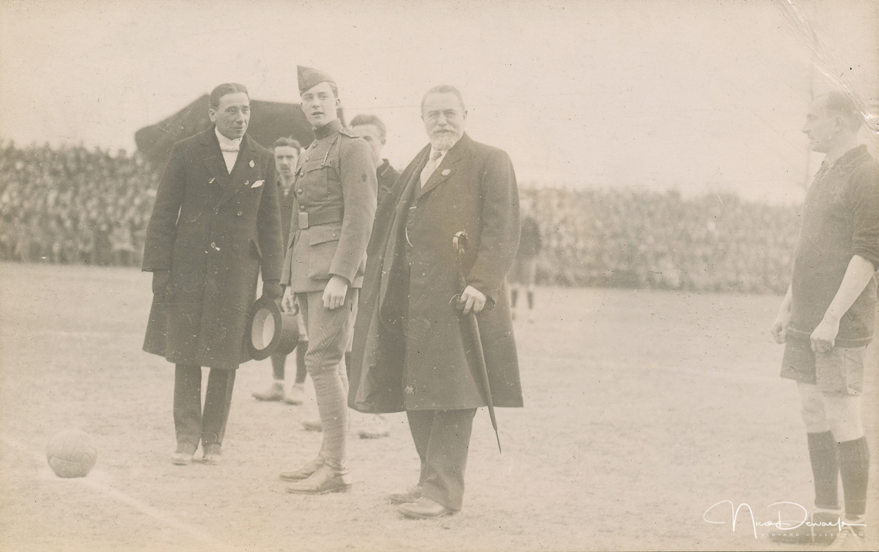 On the pitch of Léopold Club de Bruxelles, Prince Leopold kicks off a match between the military teams of Belgium and England. (6 april 1919)