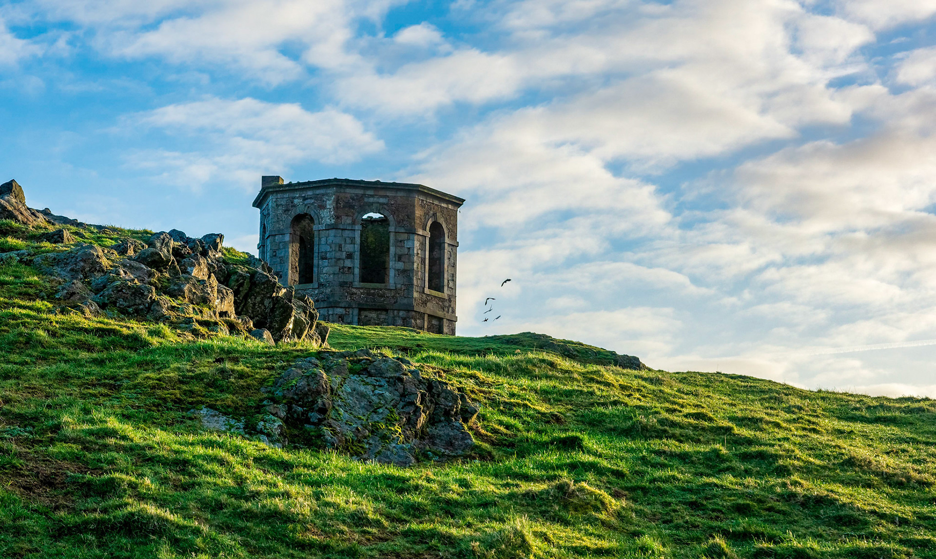 A folly on Kenmure Hill, which belonged to Clan Semple, the Kenmure Hill Temple now sits in Clyde Muirshiel Regional Park near to Castle Semple Loch and Lochwinnoch.